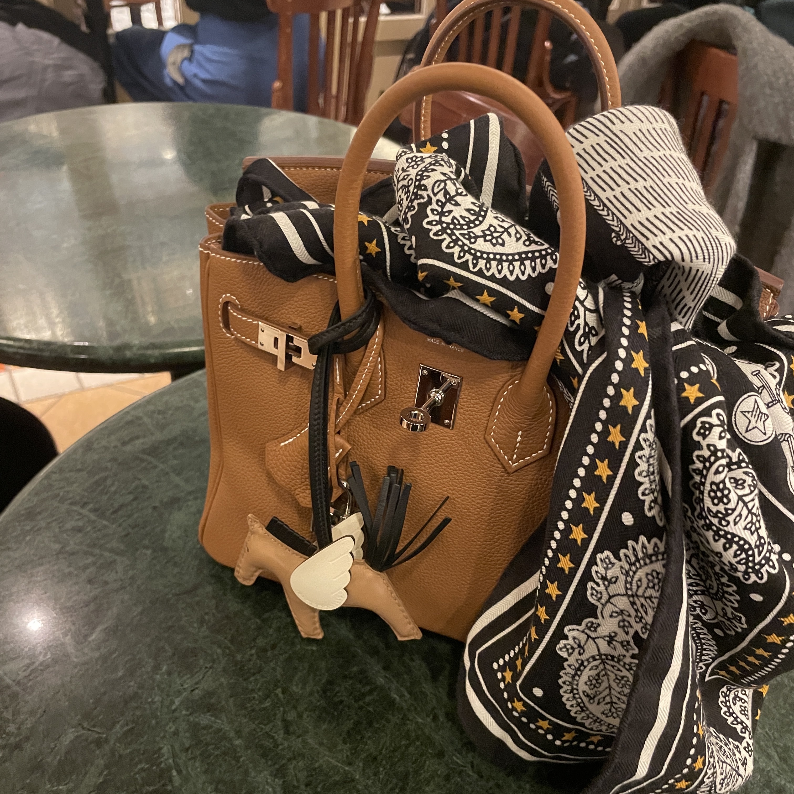 Hermes Birkin 25 Bag Togo & Gold, Hermes Rodeo Pegase PM Charm Milo Swift & Chai Noir Nata 착용 스타일