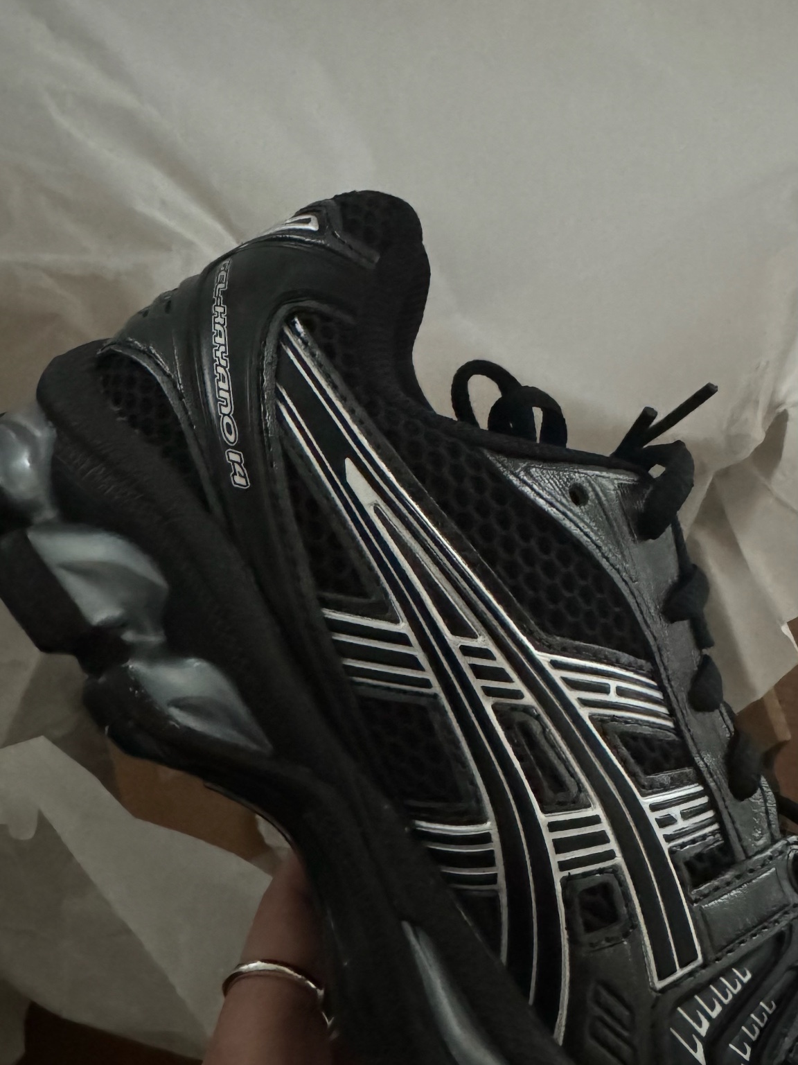 Asics Gel-Kayano 14 Black Pure Silver 착용 스타일 - 2