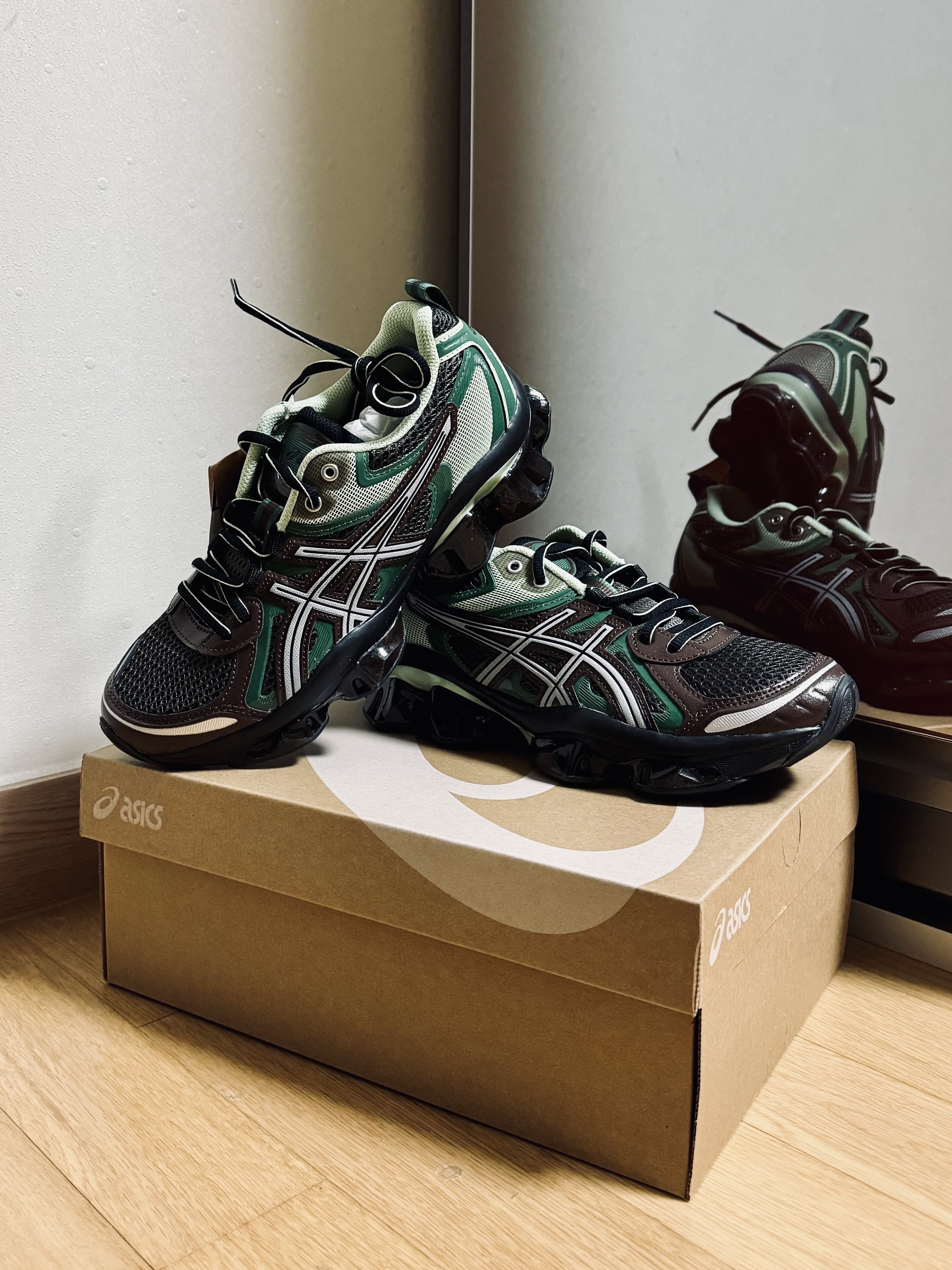 Asics Gel-Quantum Kinetic Dark Sepia Shamrock Green 착용 스타일