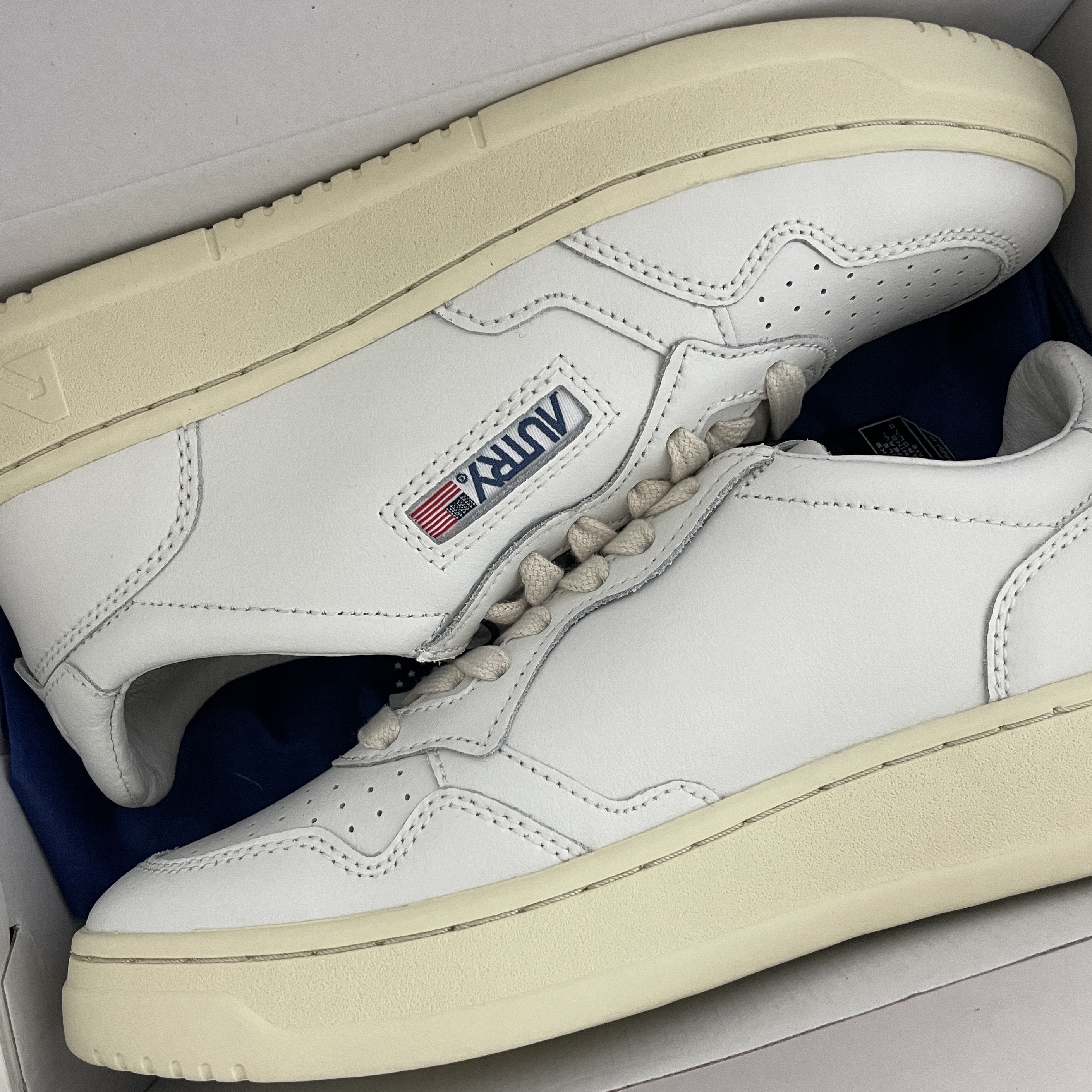 (W) Autry Medalist Low Leather Sneakers White 착용 스타일
