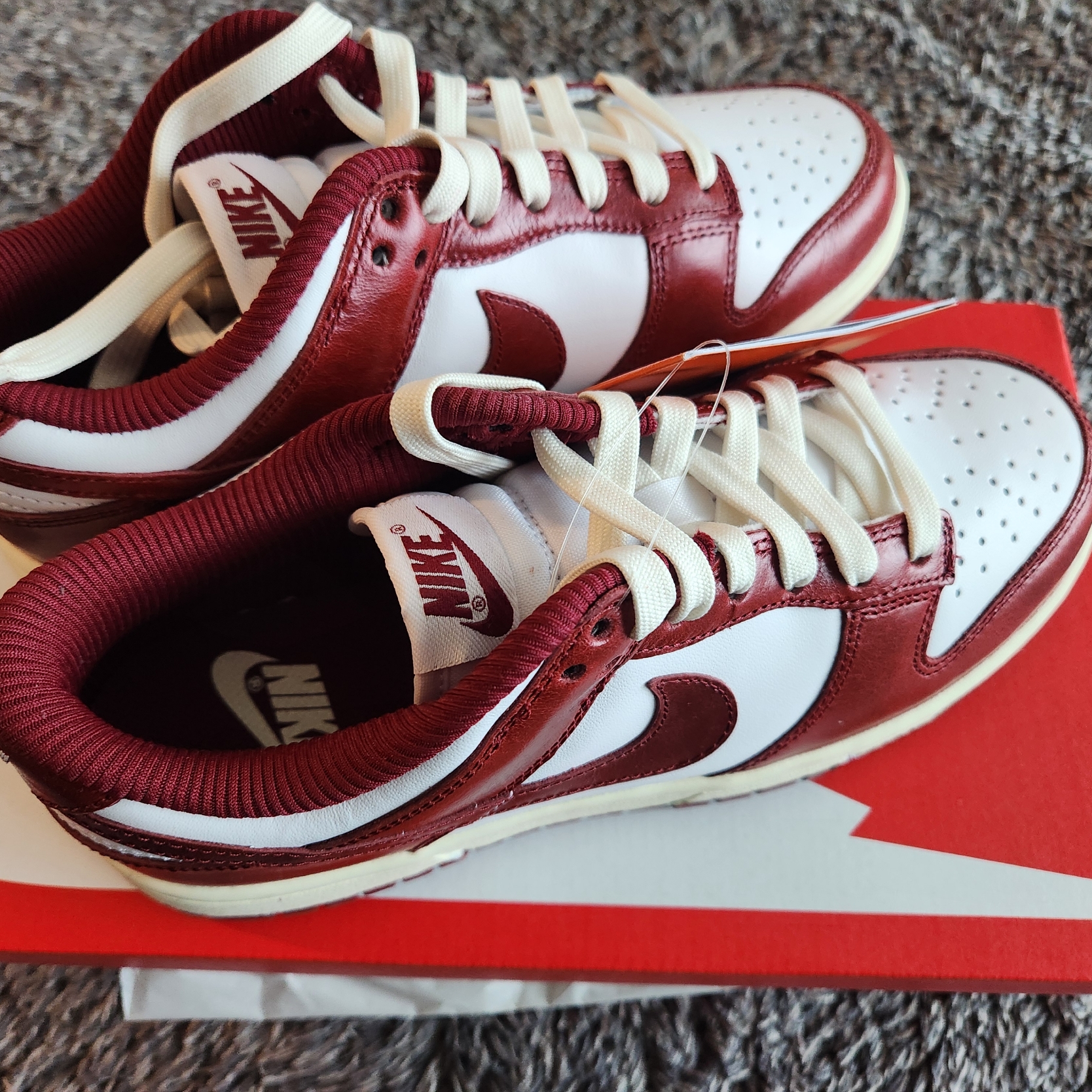 (W) Nike Dunk Low Retro PRM Team Red and White 착용 스타일 - 2
