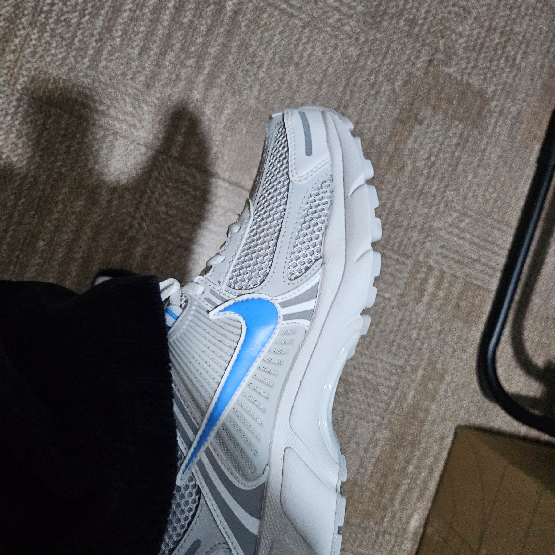 Nike Zoom Vomero 5 Photon Dust and University Blue 착용 스타일 - 1