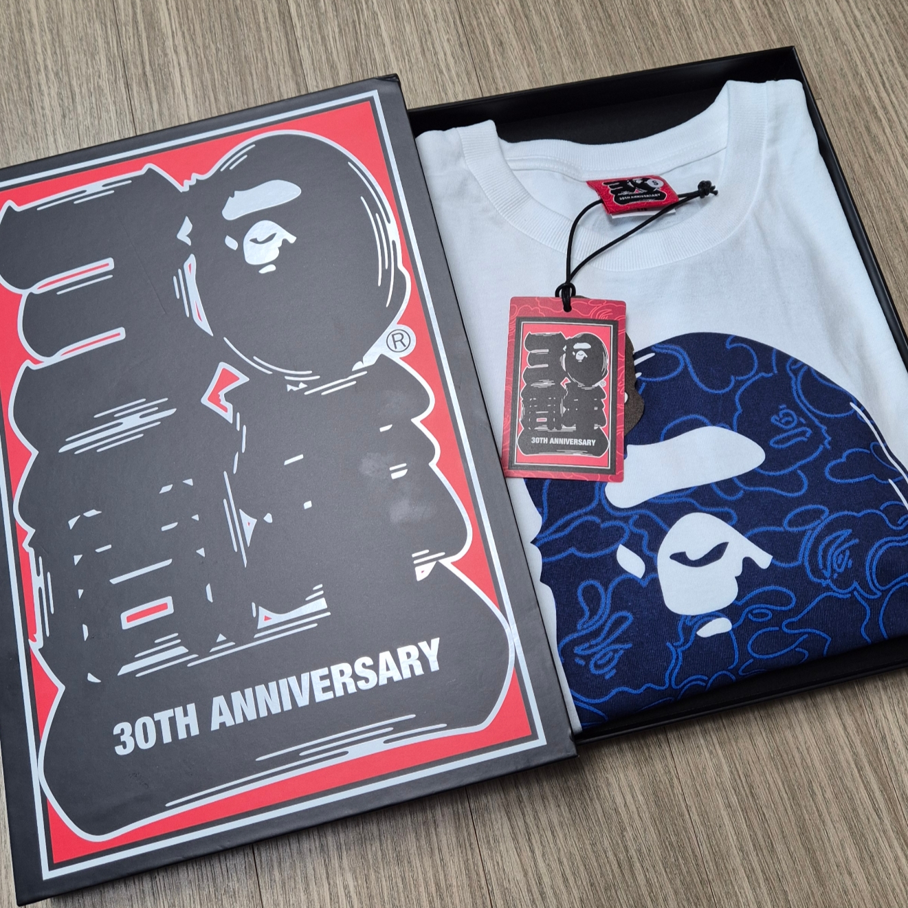 BAPE 30th Anniversary T-Shirt #1 White Navy 착용 스타일 - 4