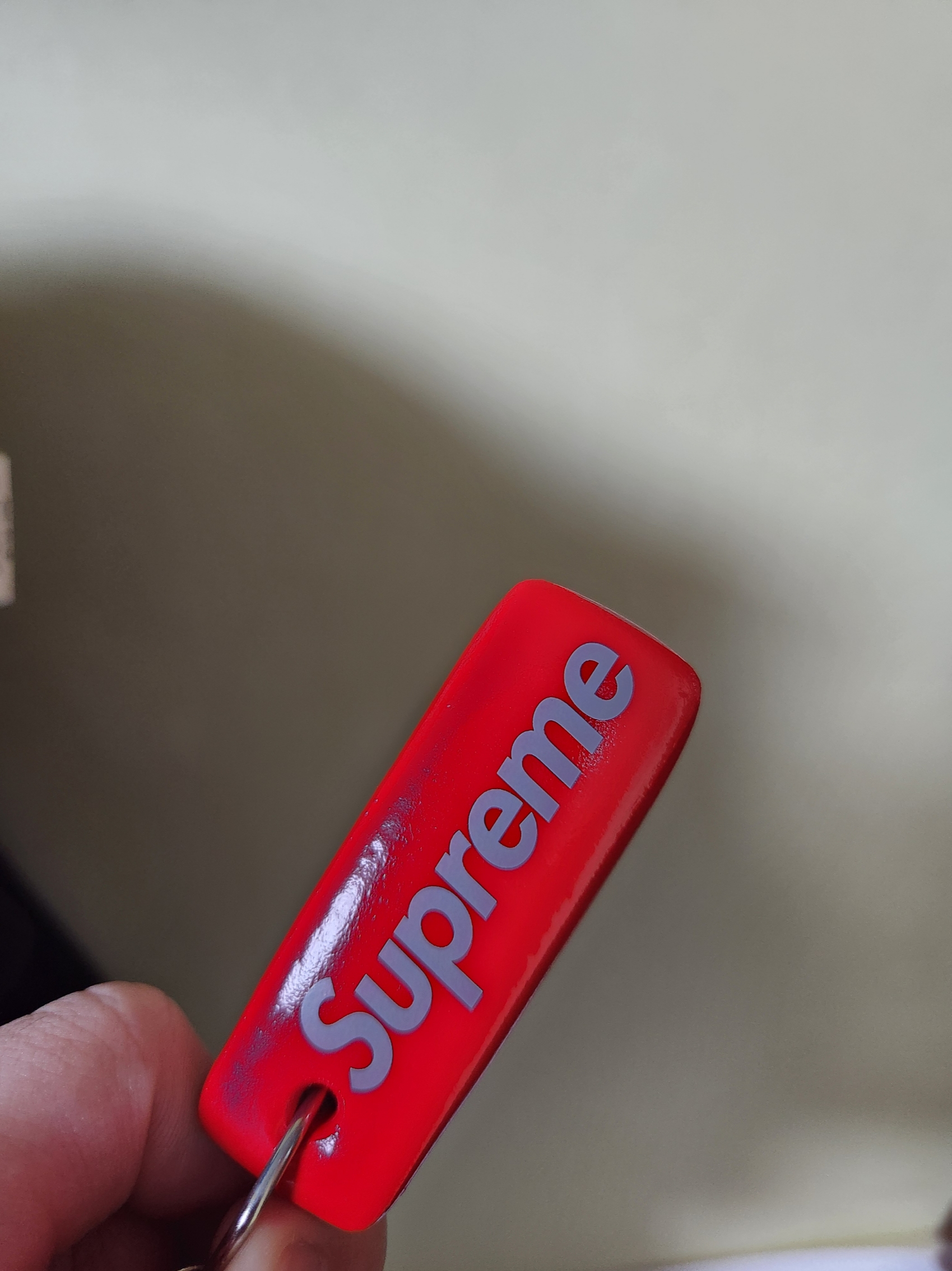 Supreme Floating Keychain Red - 23FW 착용 스타일