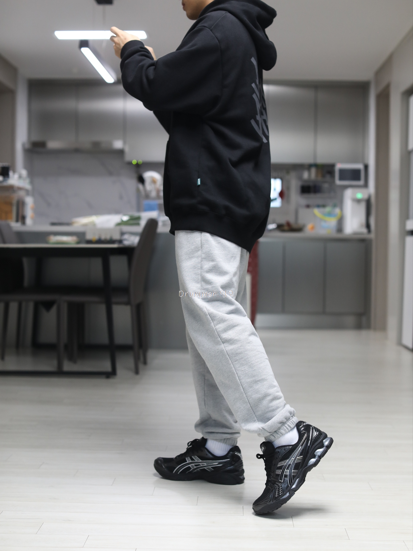 Asics Gel-Kayano 14 Black Pure Silver 착용 스타일 - 2