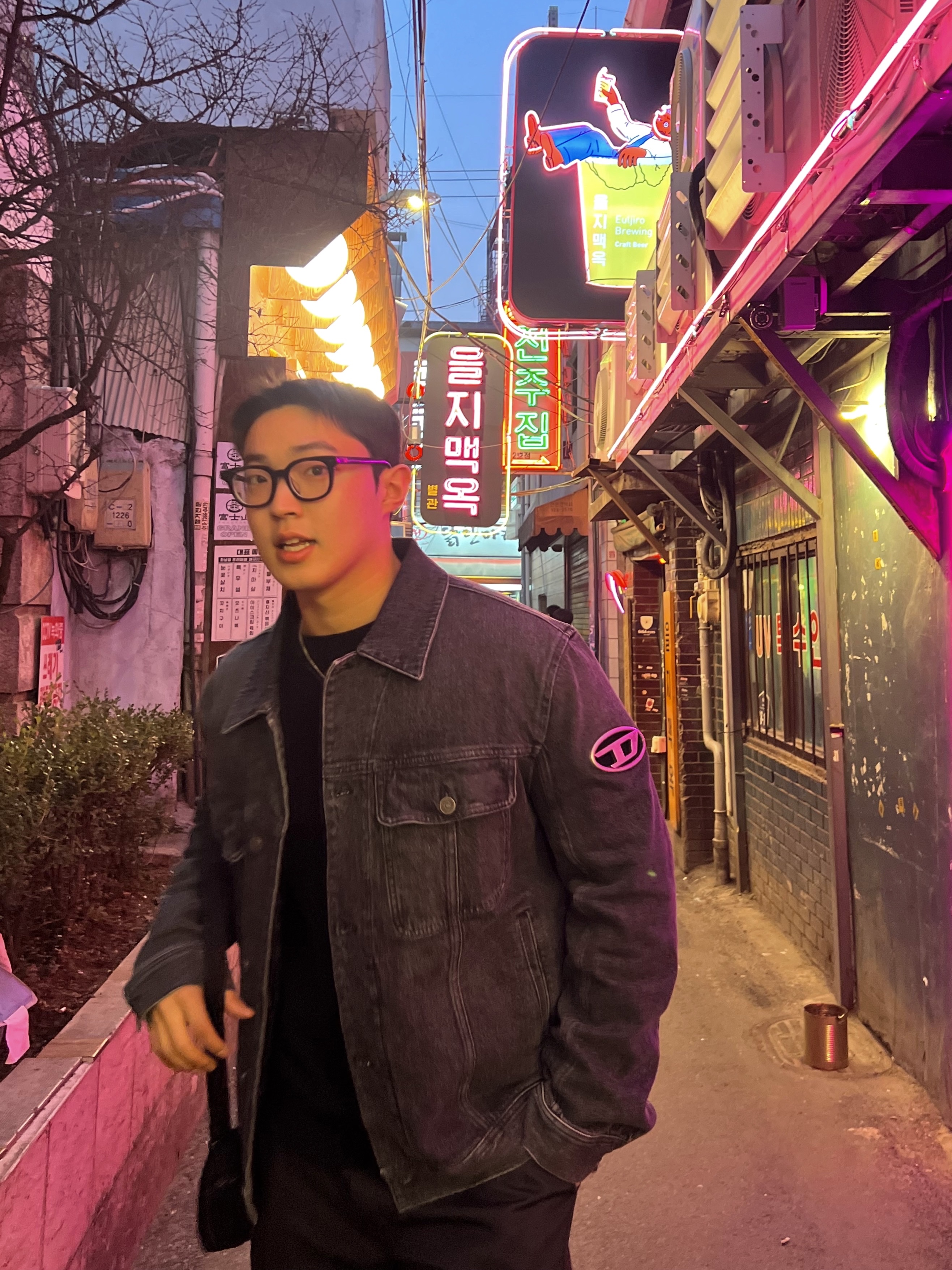 디젤 D-바르시-Fsc 레귤러핏 데님 자켓 플라크 블랙 다크 그레이, 발렌시아가 BB 아이콘 네클리스 앤틱 실버 착용 스타일 - 1