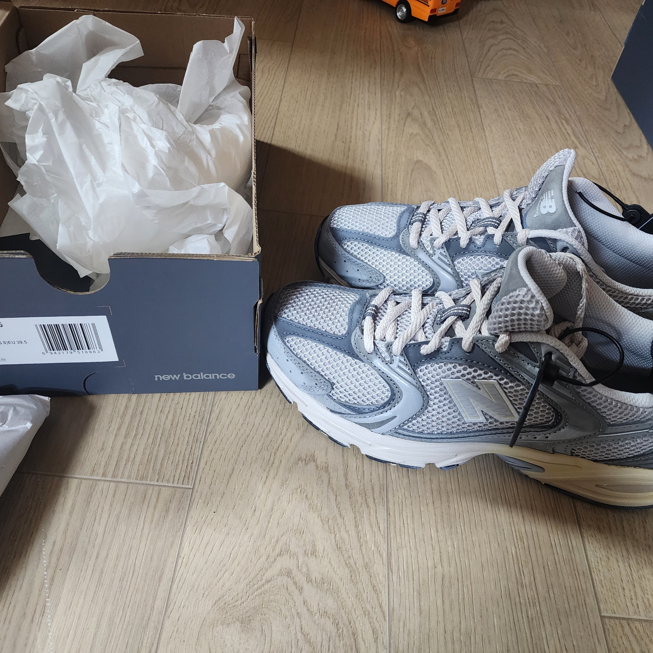 New Balance 530 Premium Vintage Grey Matter 착용 스타일 - 4