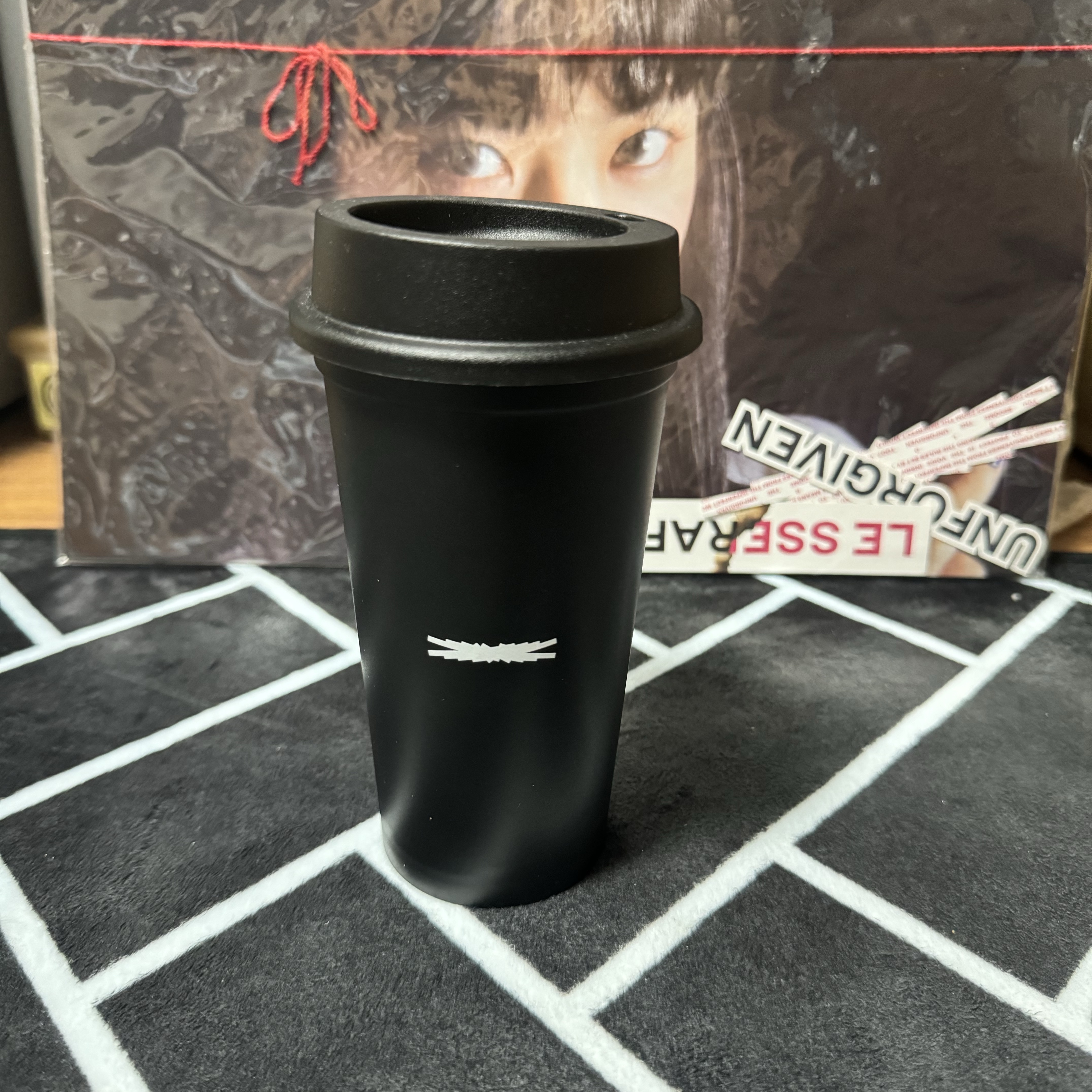 LE SSERAFIM Tumbler 착용 스타일 - 2