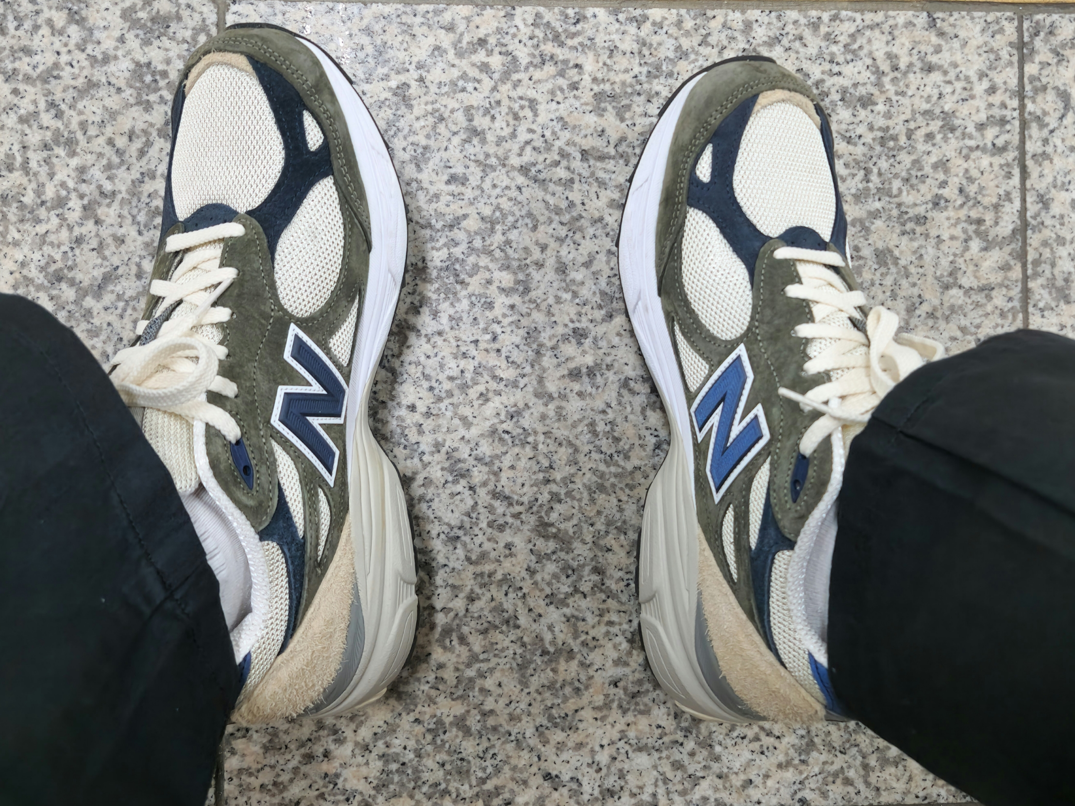 New Balance 990v3 Made in USA Olive 착용 스타일