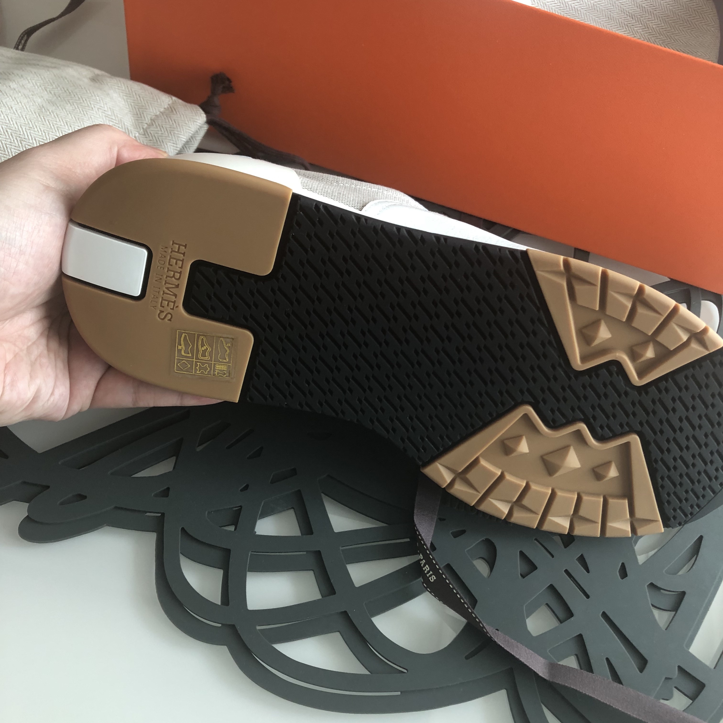 Hermes Trail Sneakers Canvas Calfskin & Prunoir Blanc 착용 스타일 - 6