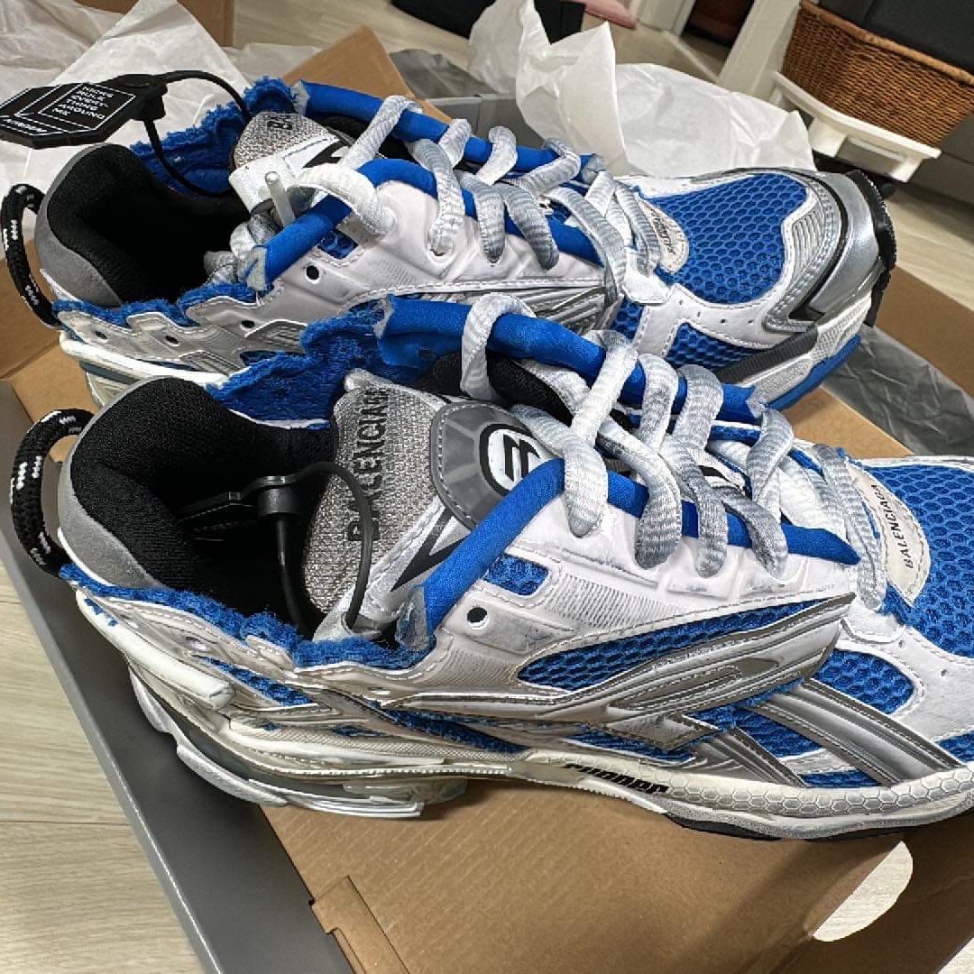 Balenciaga Runner Sneakers Blue White 착용 스타일