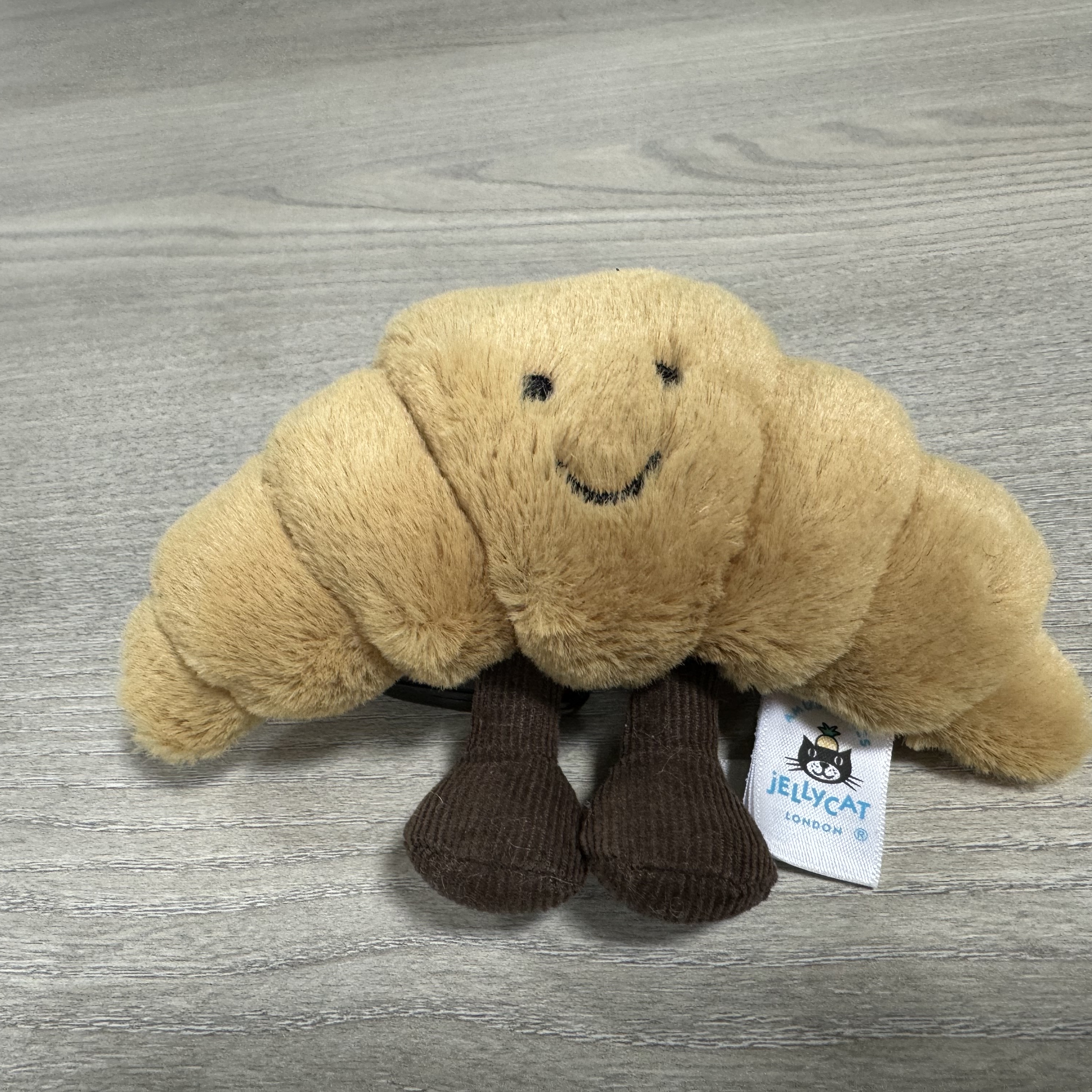 Jellycat Amuseable Croissant Bag Charm Brown 착용 스타일