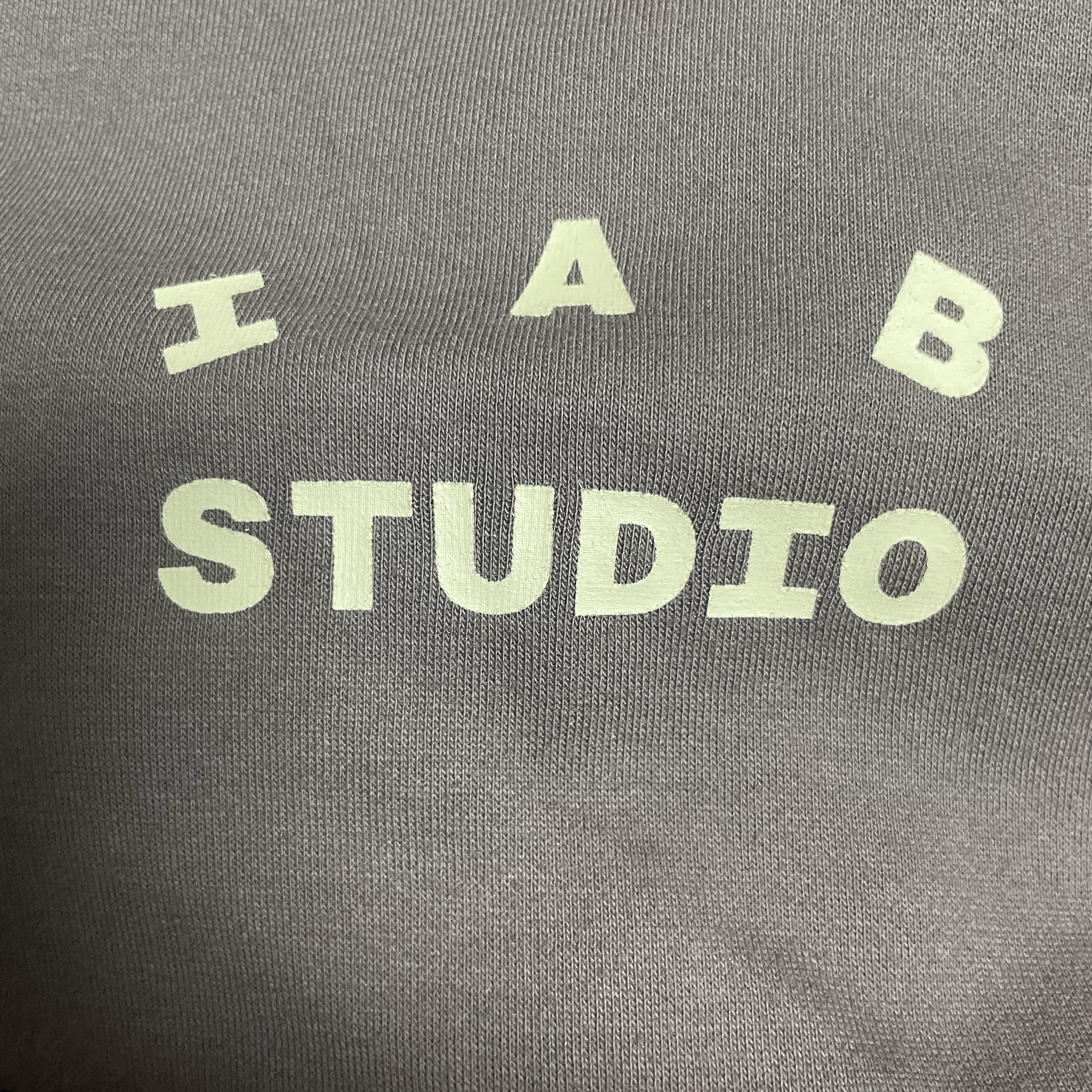 IAB Studio Long Sleeve Choco Cream 착용 스타일