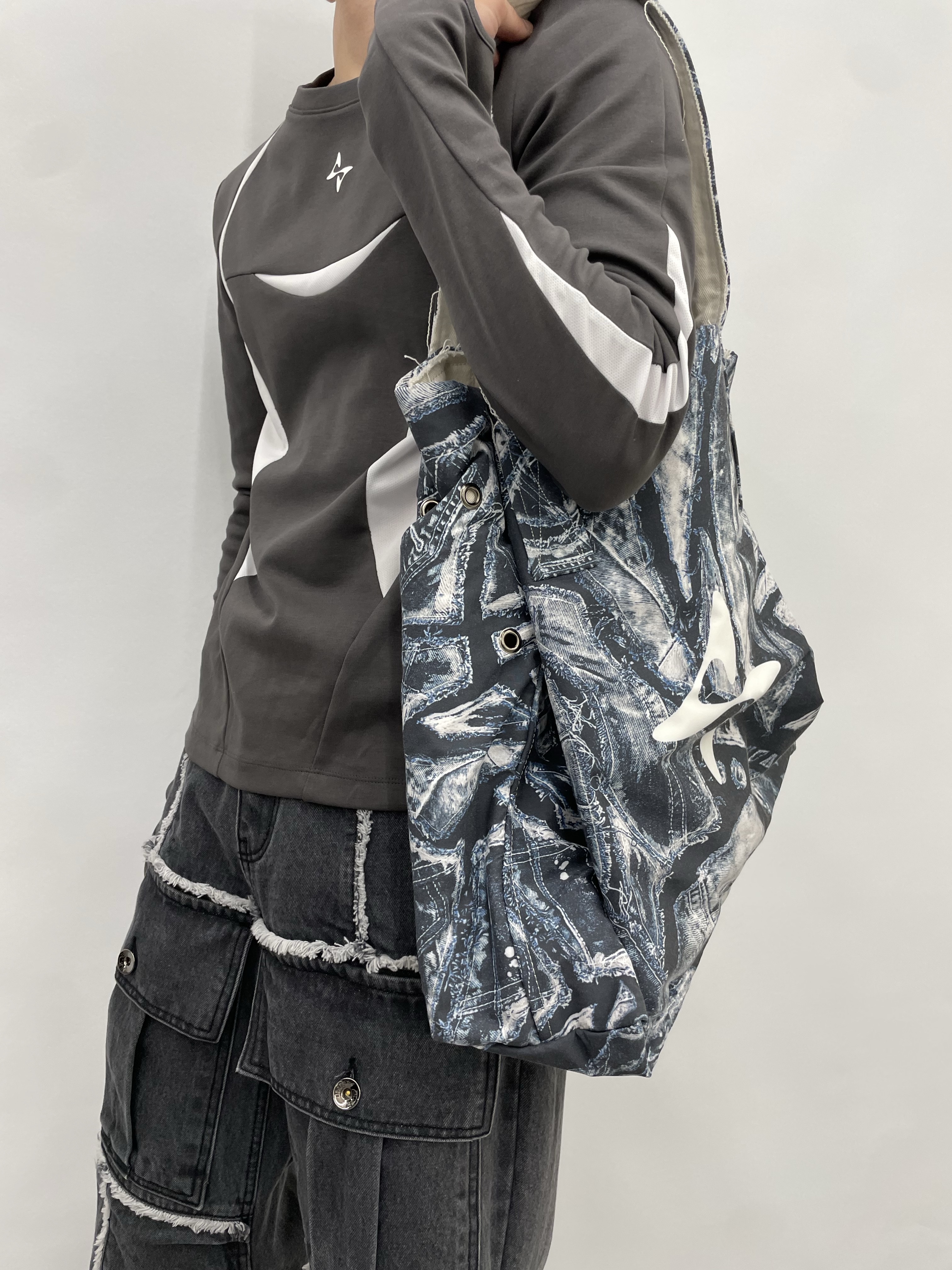 BLR Bolt Tote Bag Navy 착용 스타일 - 1