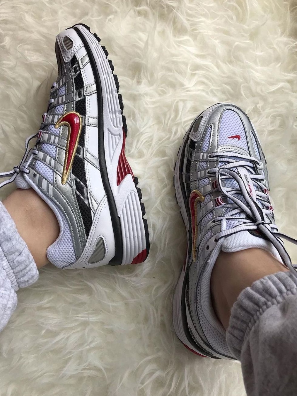 (W) Nike P-6000 Laser Blue, (W) Nike P-6000 Metallic Silver Red 착용 스타일 - 2