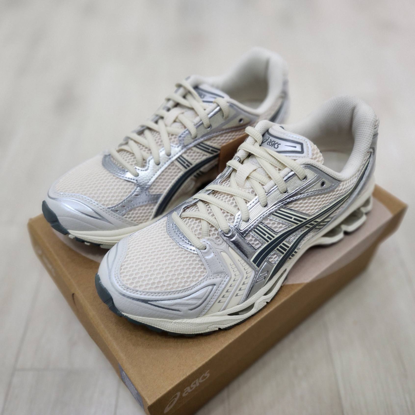 Asics Gel-Kayano 14 Birch Dark Pewter 착용 스타일 - 2