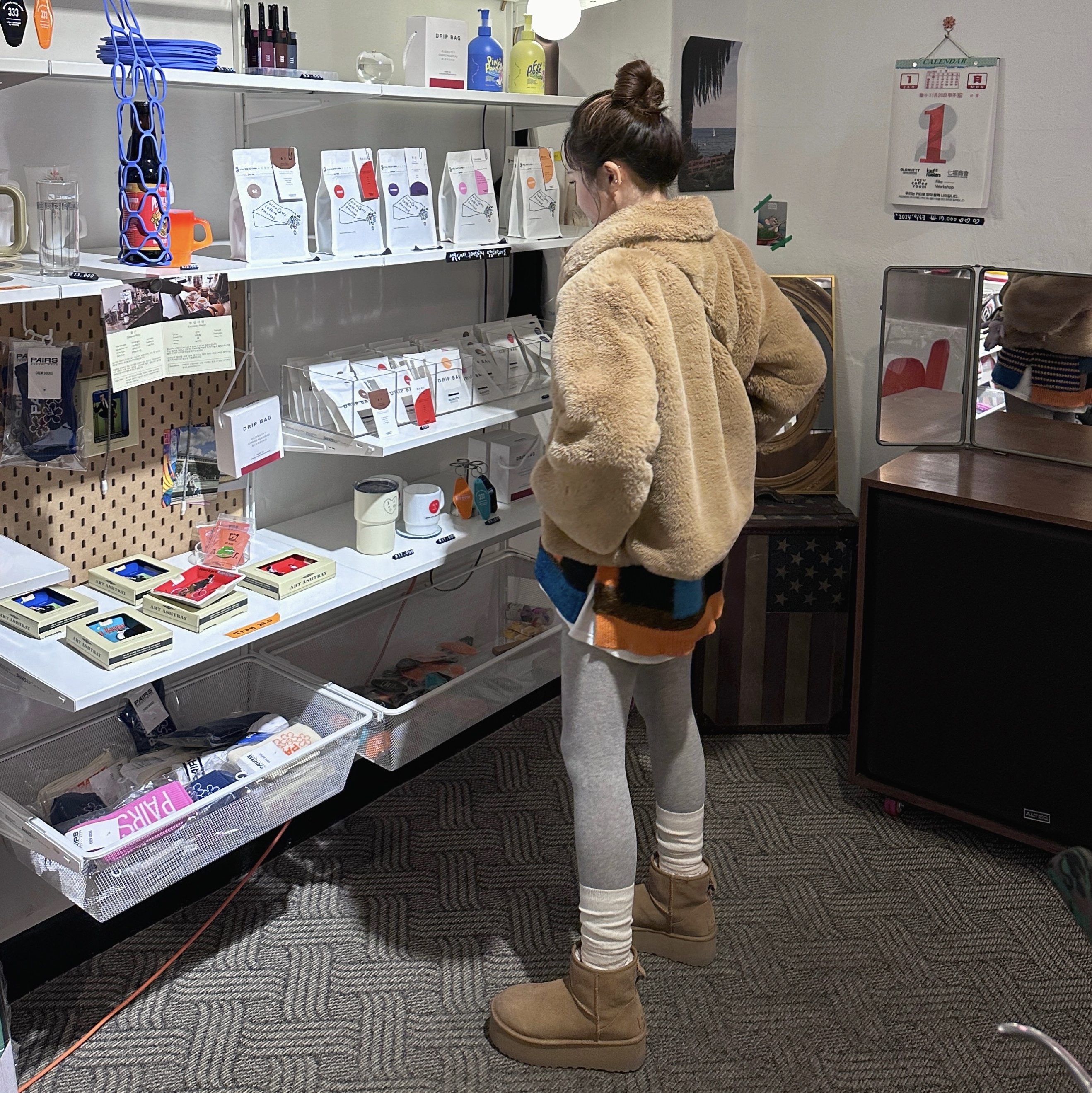 (W) UGG Classic Mini Platform Boots Chestnut, Diesel 1DR Mini Bag in Mirrored Leather Silver 착용 스타일 - 1