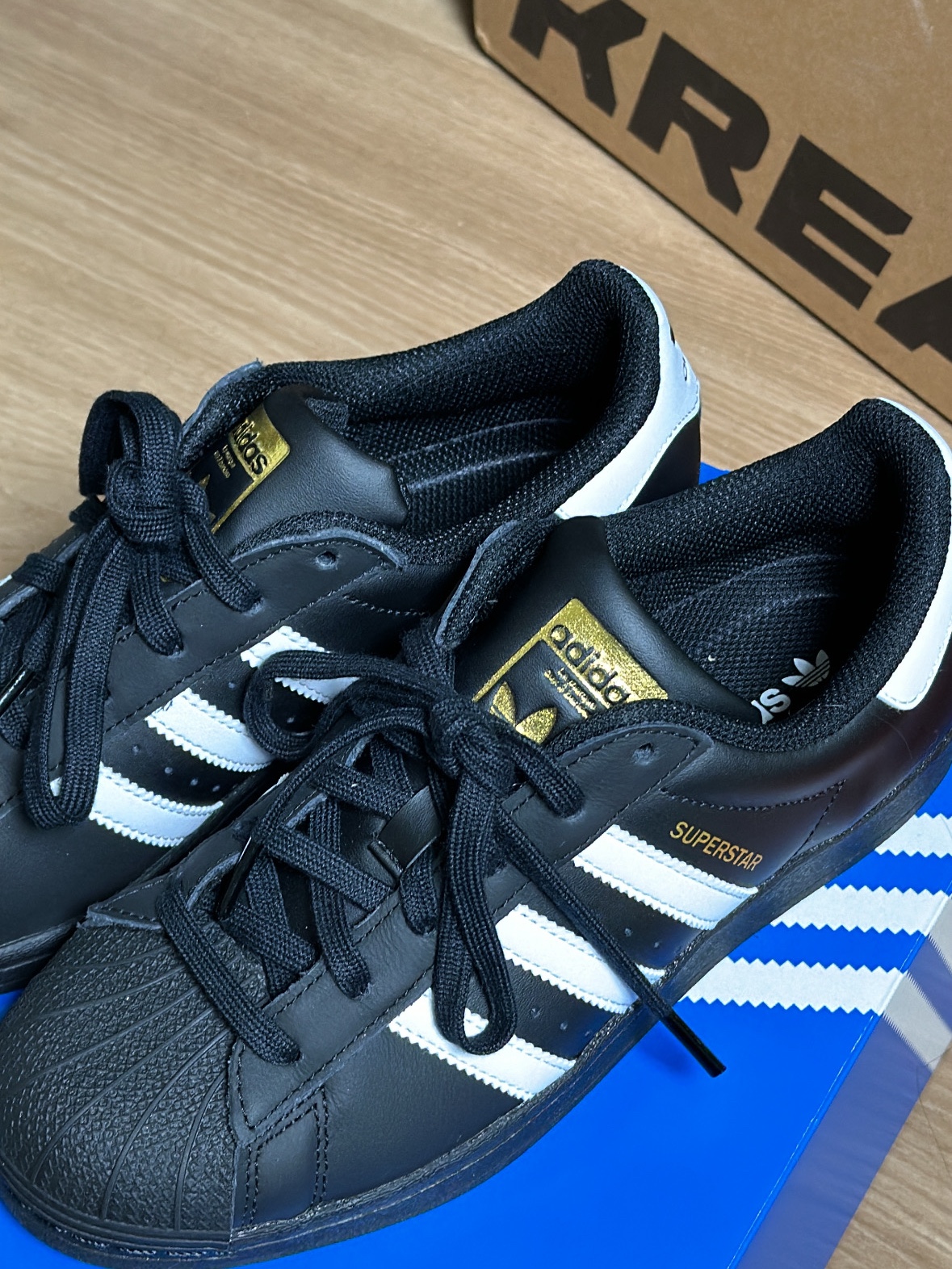Adidas Superstar Core Black White 착용 스타일