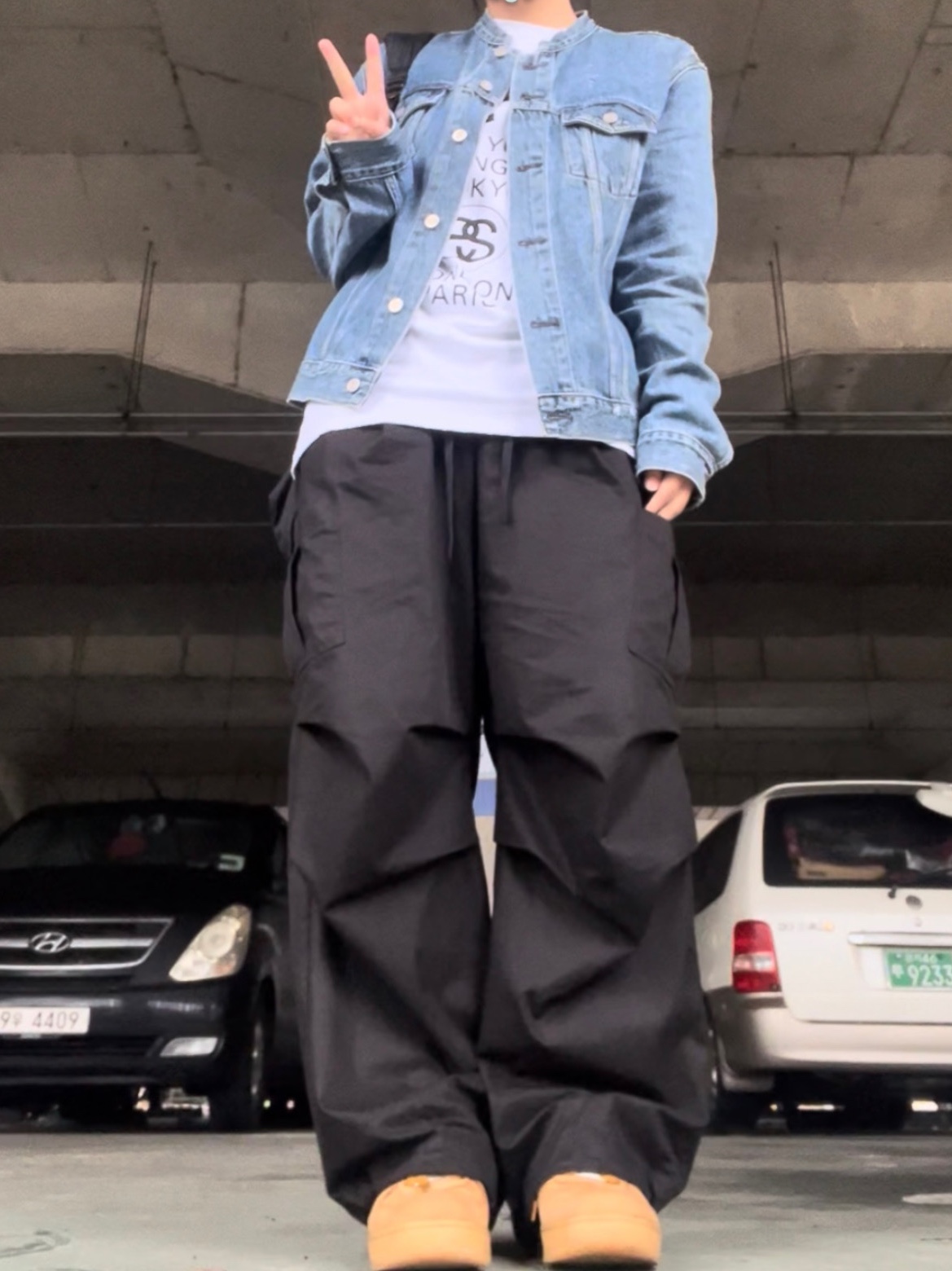 CDG Backpack Black, Stussy World Tour T-Shirt White 2023 착용 스타일 - 1
