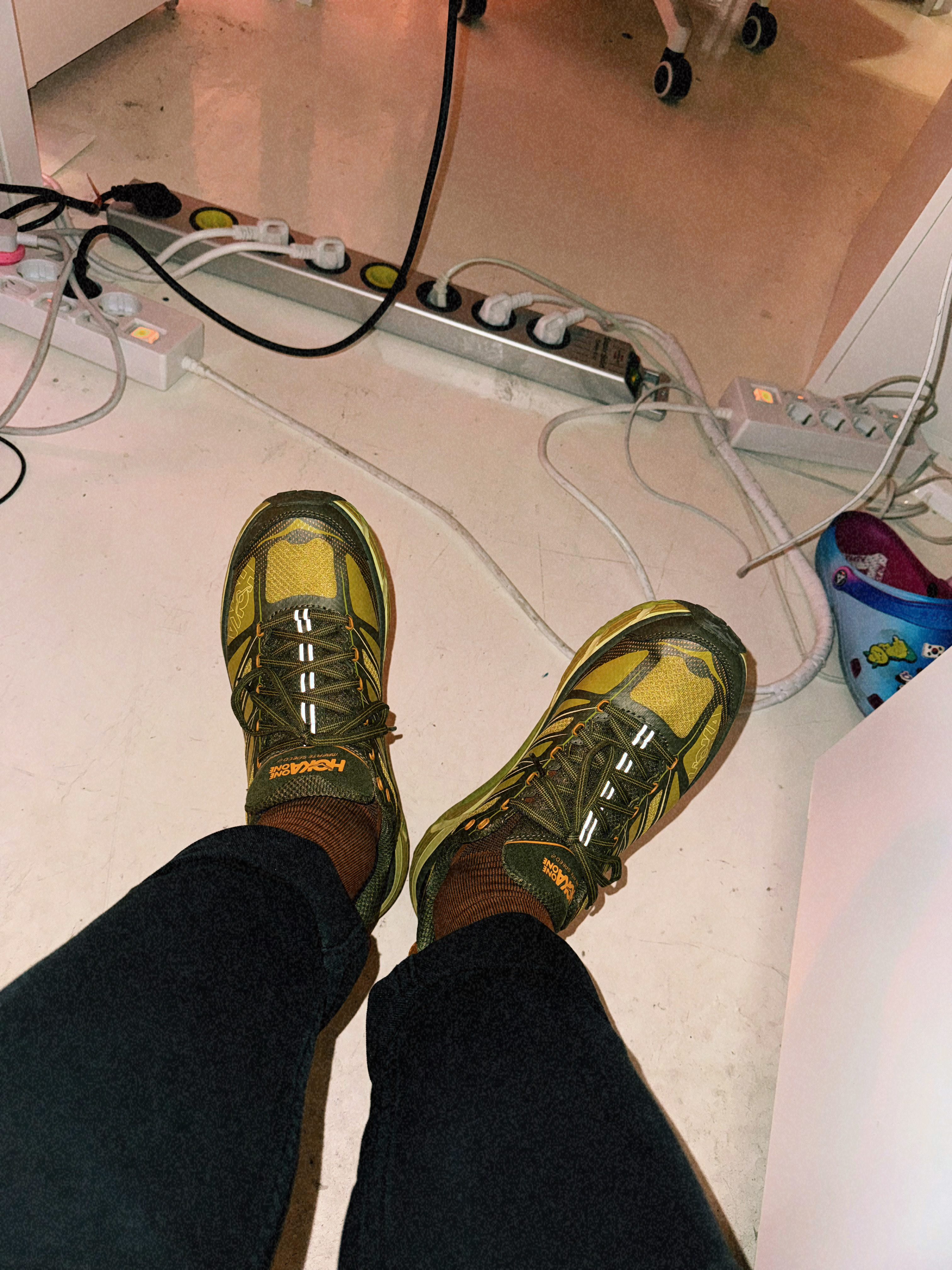 Vandy The Pink x Alpha Industries Liner Jacket Laurel Camo, Hoka Mafate Speed 2 Dark Olive Golden Lichen 착용 스타일 - 2