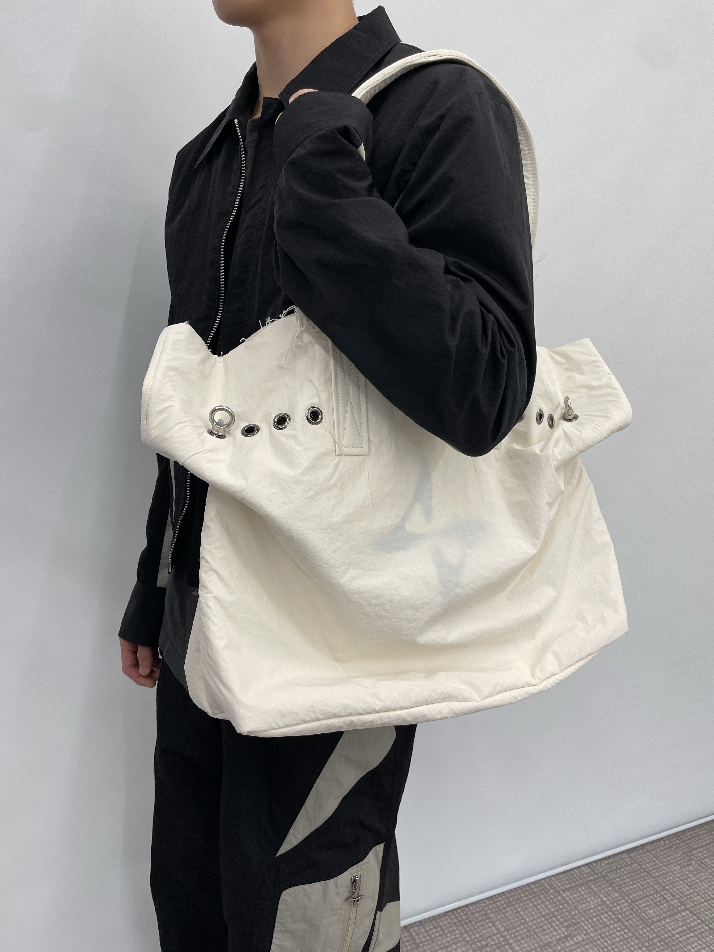BLR Ho-Mi Jacket Black, BLR Bolt Tote Bag Ivory 착용 스타일 - 1