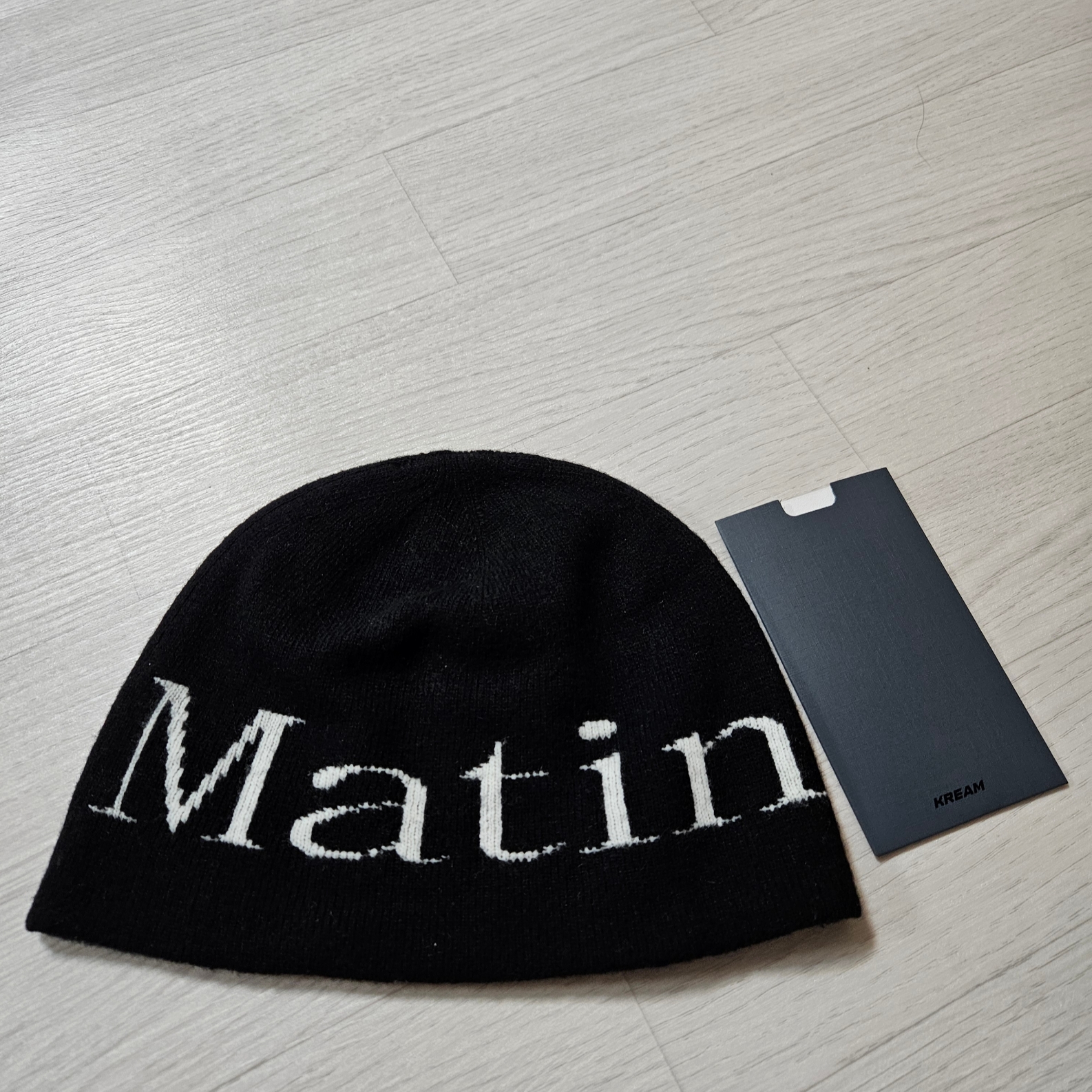 Matin Kim Logo Jacquard Short Beanie Black 착용 스타일