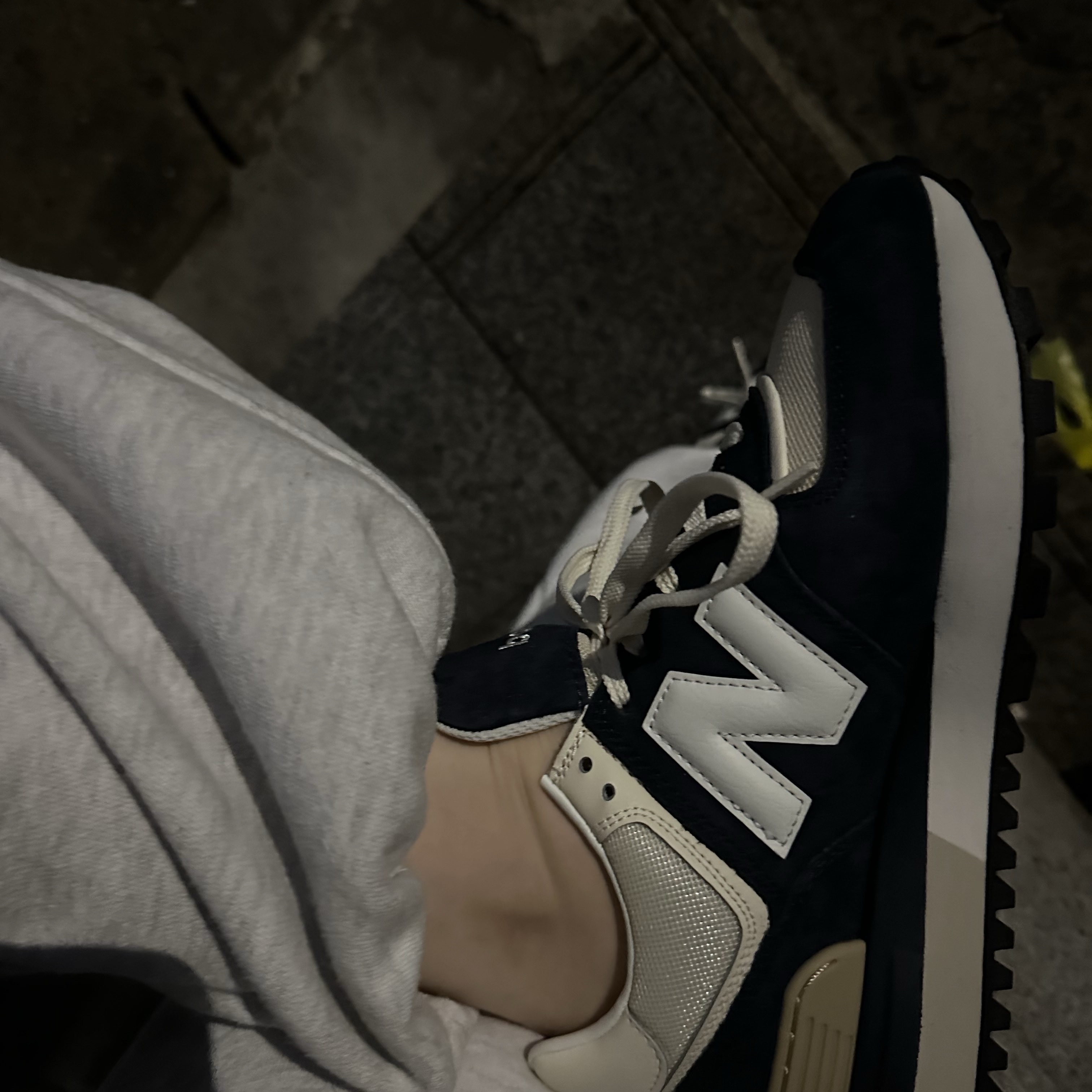 New Balance 574 Legacy Navy Blue 착용 스타일 - 2