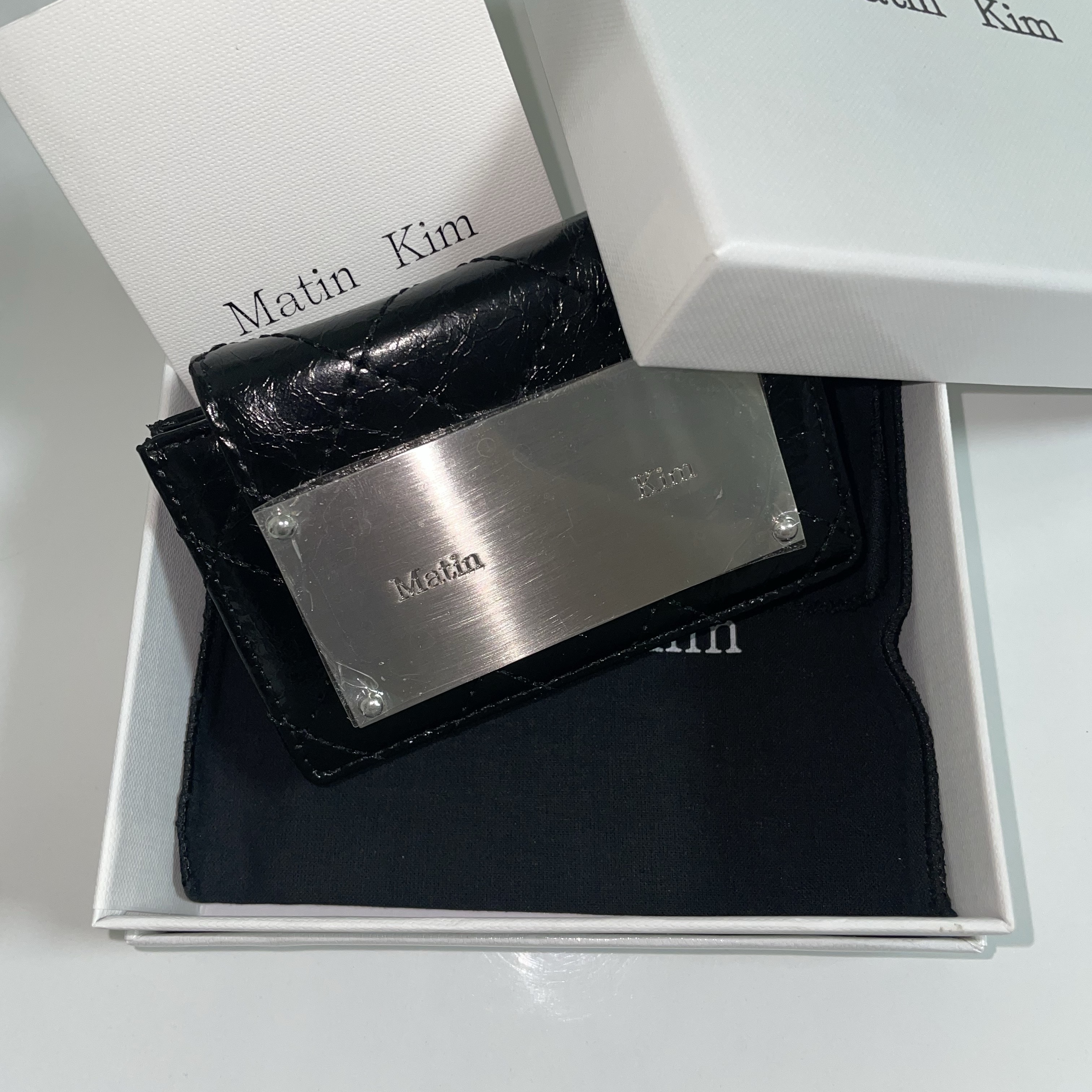 Matin Kim Quilting Accordion Wallet Black 착용 스타일