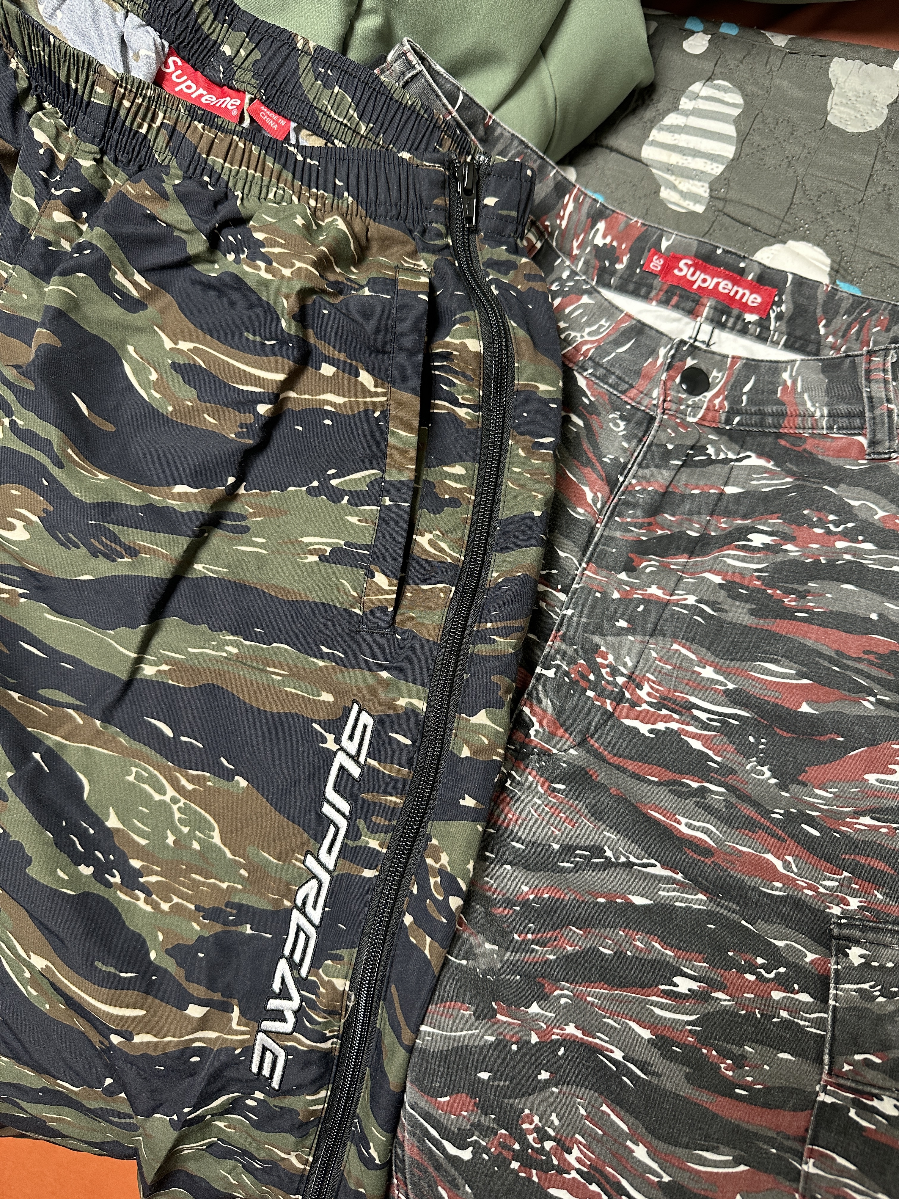 Supreme x Fox Racing Jersey Navy - 23FW, Supreme Cargo Pant Red Tiger Camo - 24SS 착용 스타일 - 2