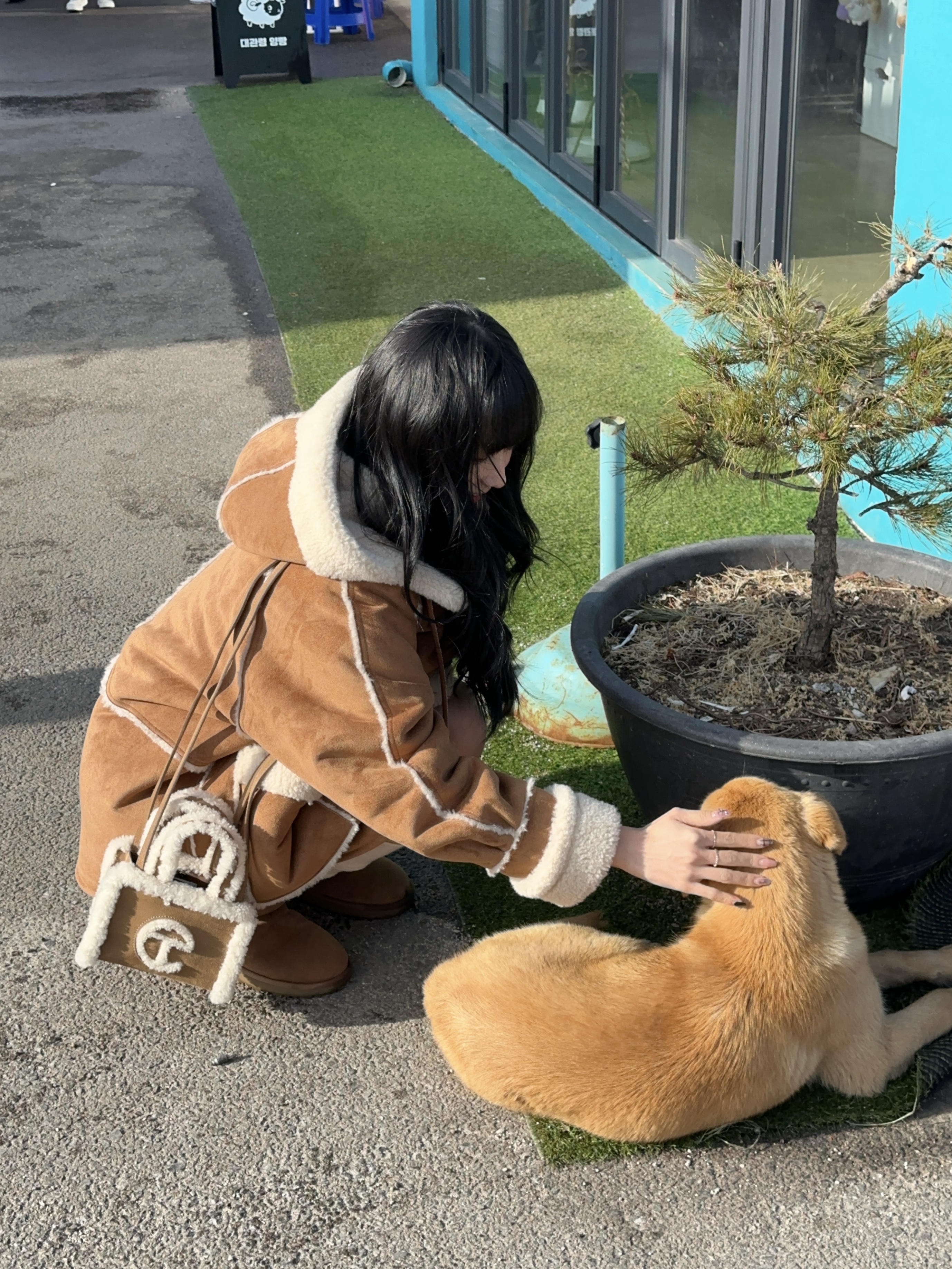 Telfar x UGG Small Shopping Bag Chestnut, (W) UGG Classic Short II Boots Chestnut 착용 스타일 - 1