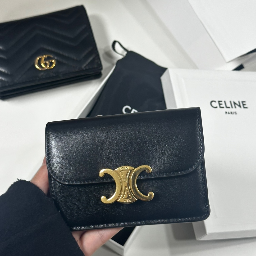 Celine Card Holder with Flap in Shiny Calfskin Black 착용 스타일