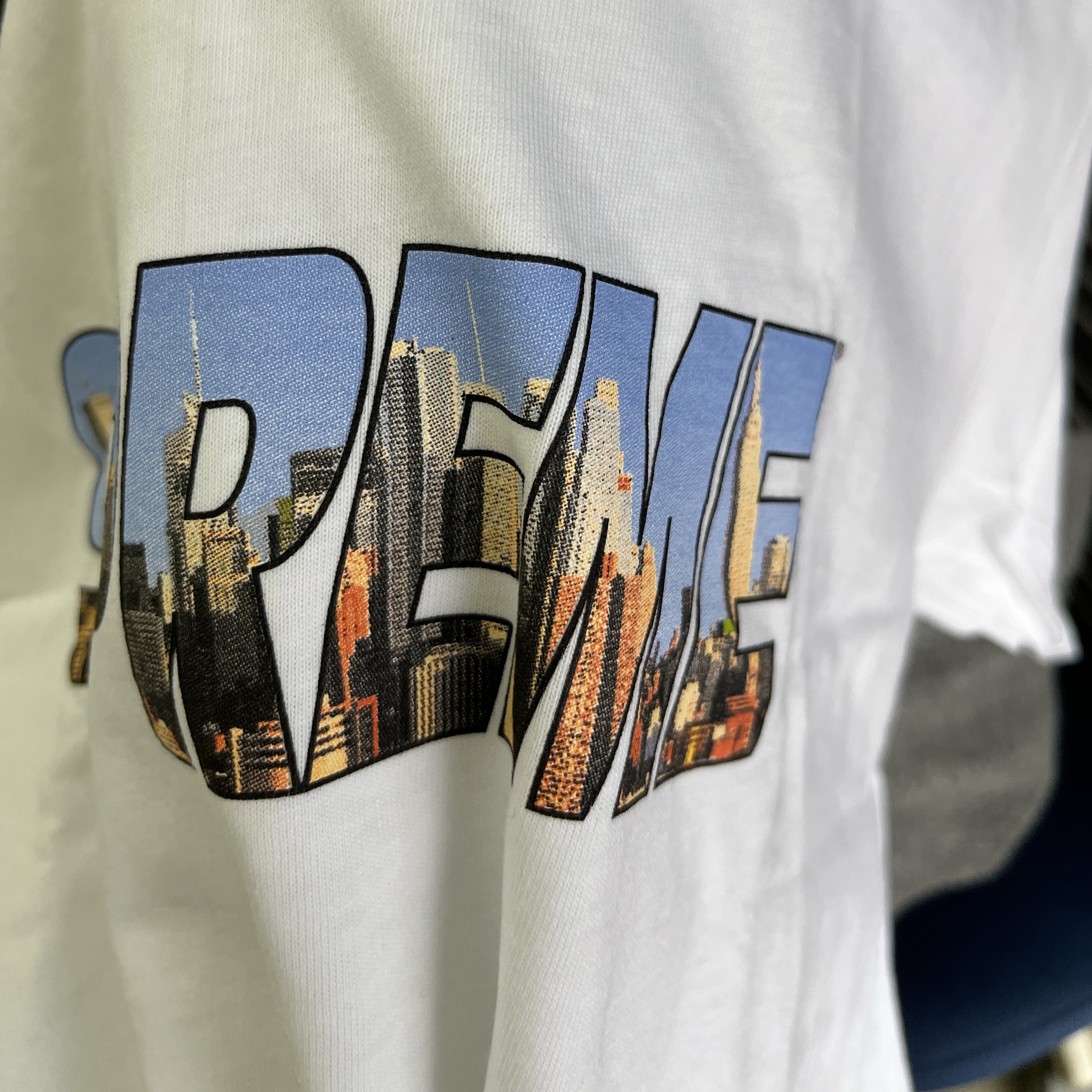 Supreme Gotham T-Shirt White - 23FW 착용 스타일
