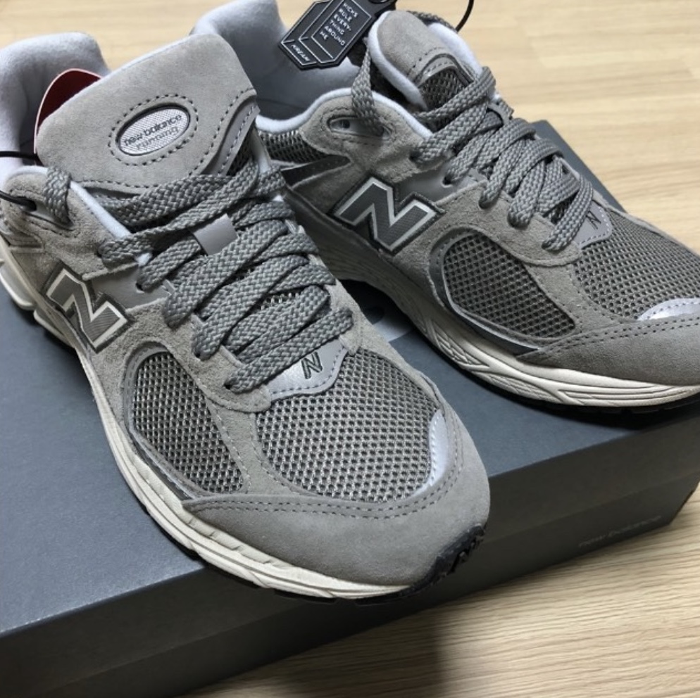 New Balance 2002R Grey 착용 스타일