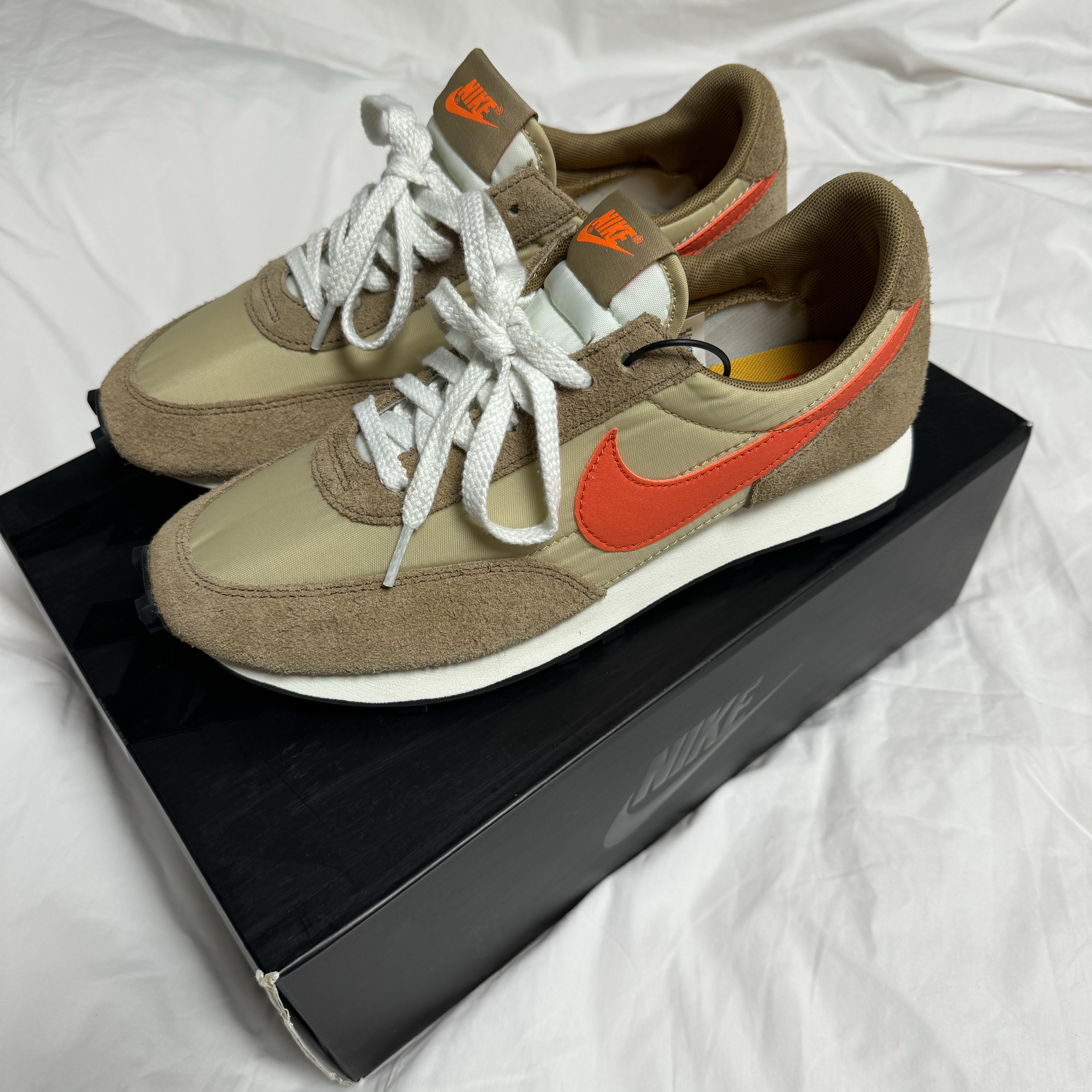 Nike Daybreak SP Vegas Gold College Orange 착용 스타일