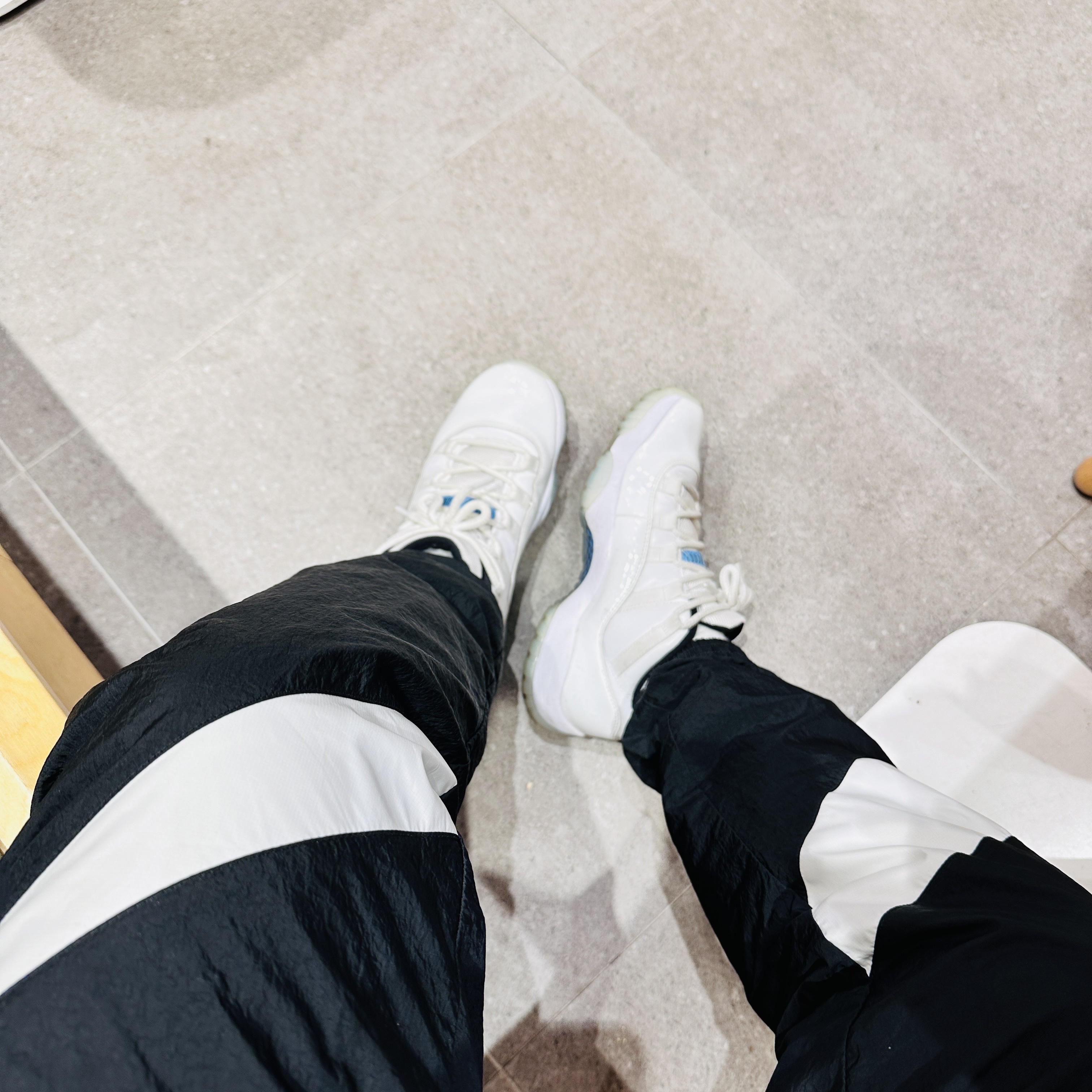 Jordan 11 Retro Low Legend Blue 착용 스타일 - 2