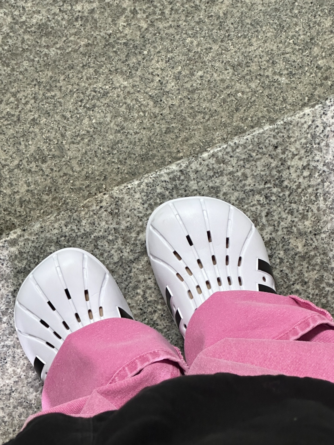 Adidas Adilette Clog White Black 착용 스타일 - 2