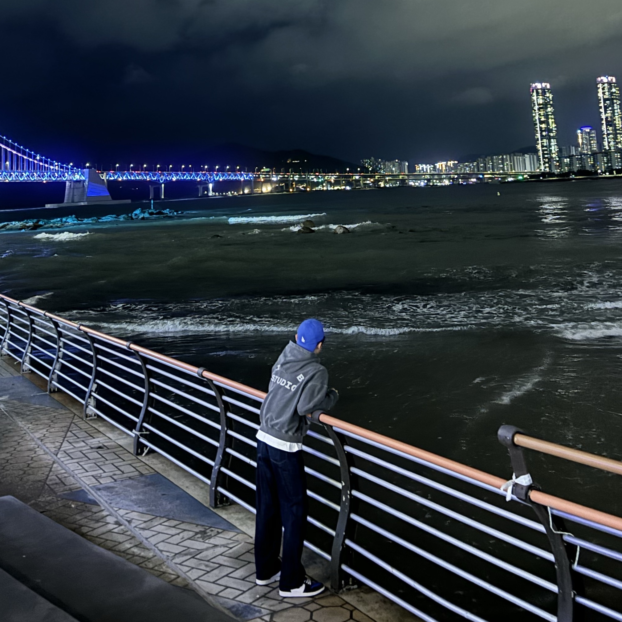 IAB Studio Pigment Hoodie Black, Jordan 1 Retro High OG Royal Toe 착용 스타일 - 1