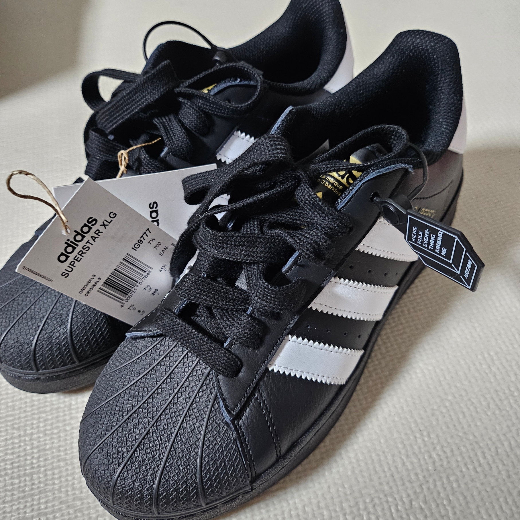 Adidas Superstar XLG Core Black White 착용 스타일