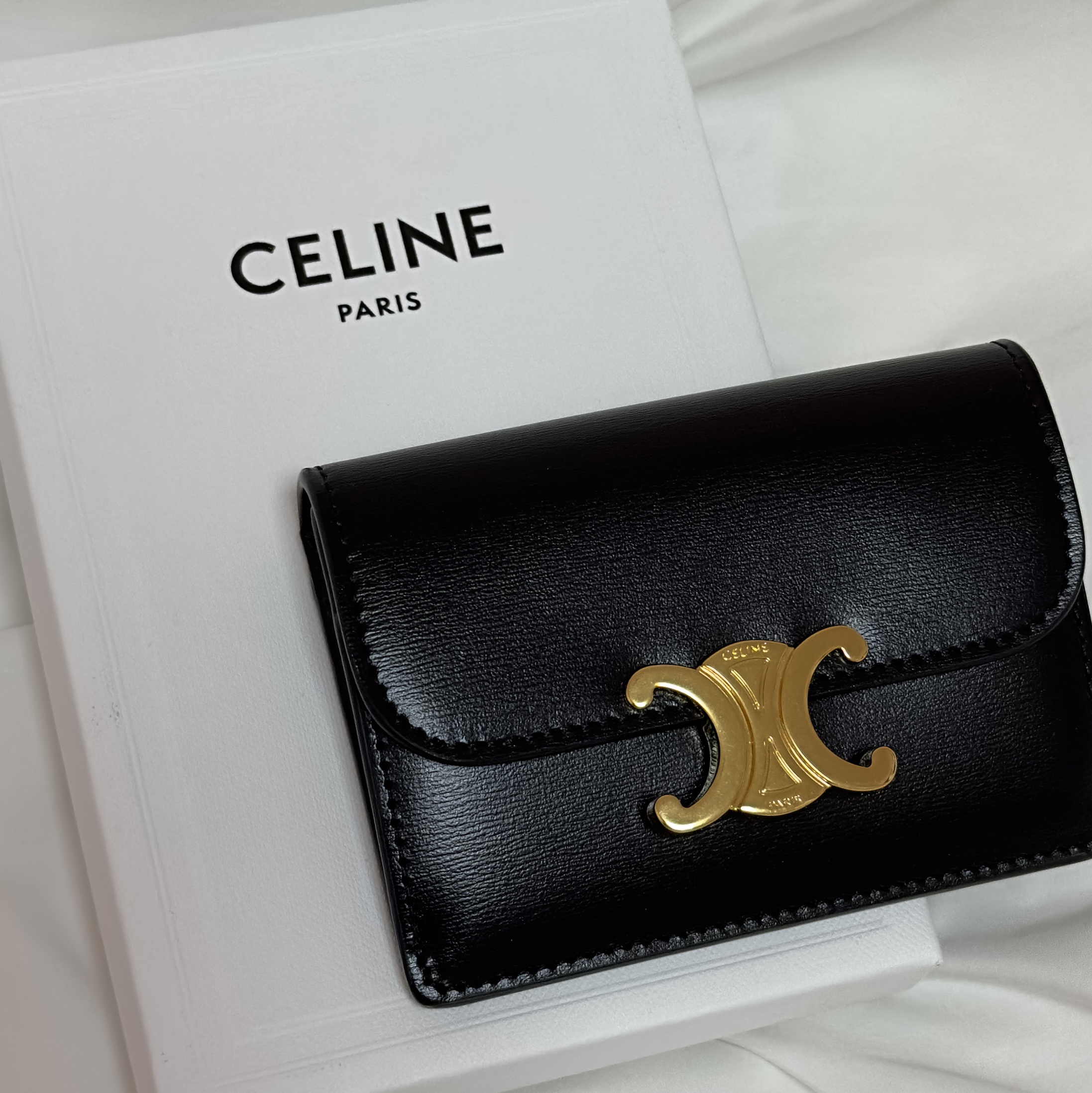 Celine Card Holder with Flap in Shiny Calfskin Black 착용 스타일