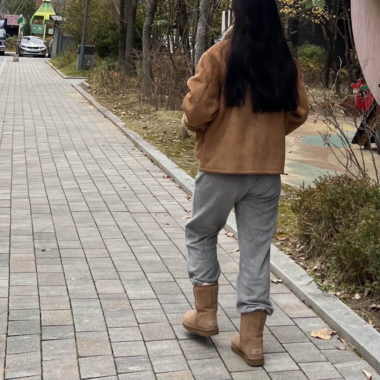 (W) UGG Classic Short II Boots Chestnut 착용 스타일 - 2