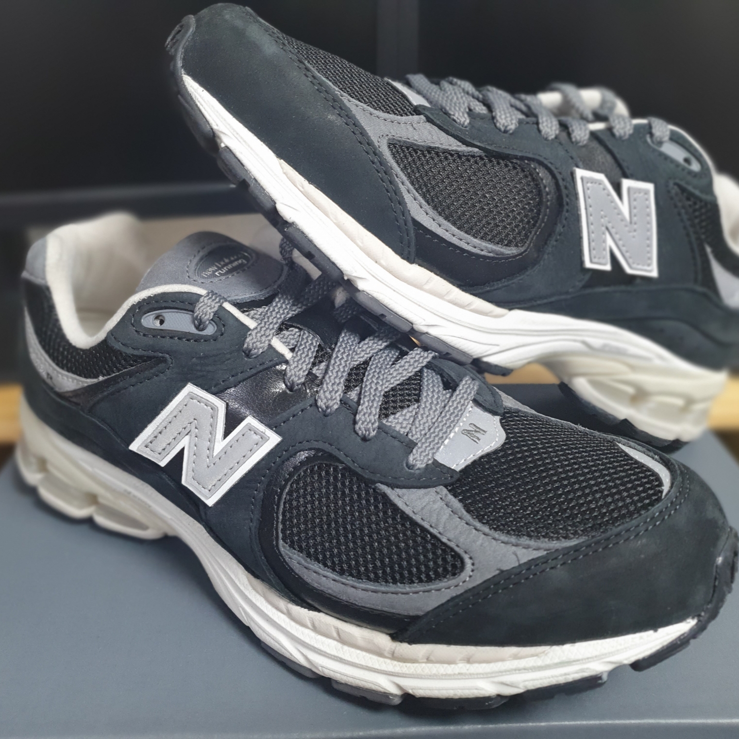 New Balance 2002R Premium Vintage Black 착용 스타일
