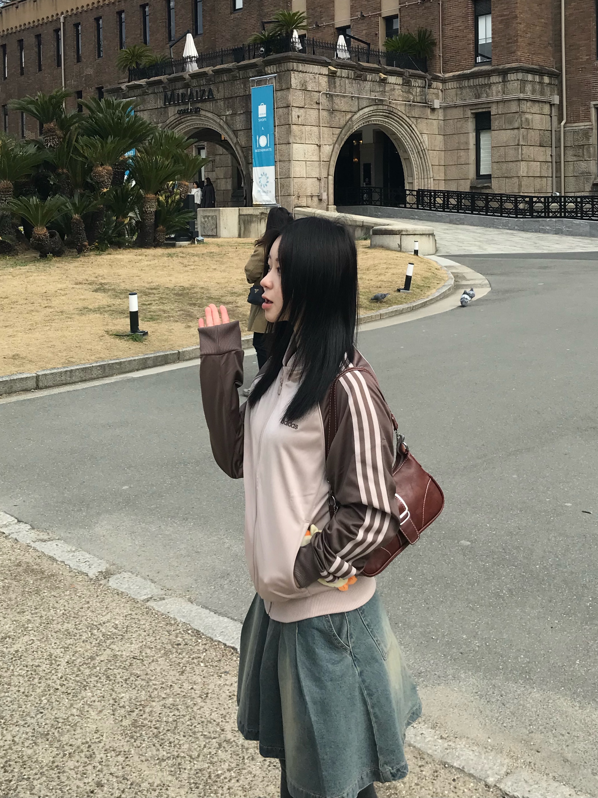 (W) UGG Classic Mini Platform Boots Chestnut 착용 스타일 - 1
