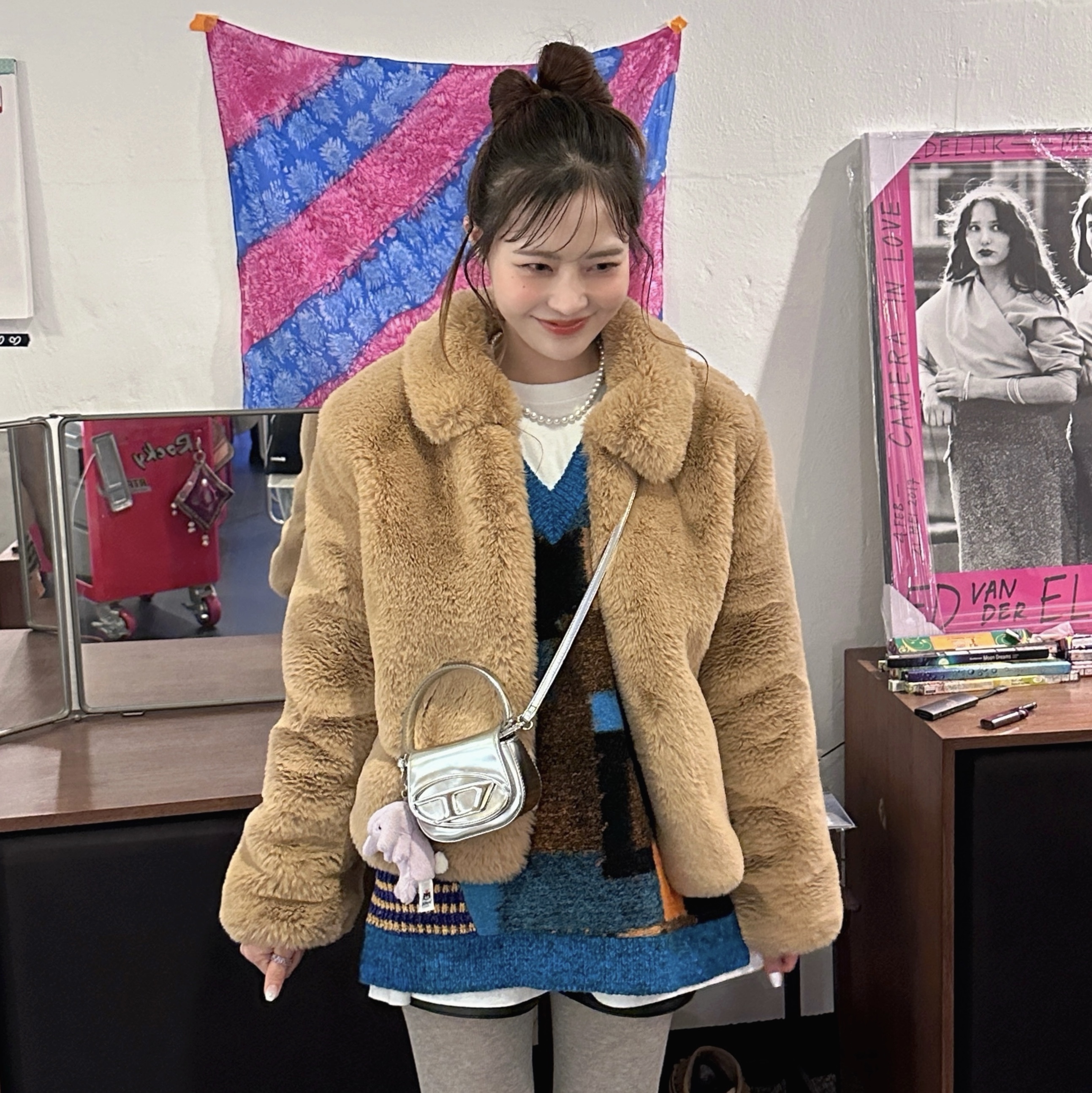 (W) UGG Classic Mini Platform Boots Chestnut, Diesel 1DR Mini Bag in Mirrored Leather Silver 착용 스타일 - 2