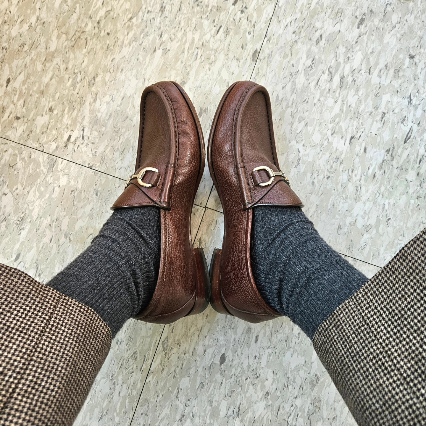 Gucci Loafer with Horsebit Brown Leather, Rolex Submariner 41mm 124060 Black Oyster 착용 스타일 - 6