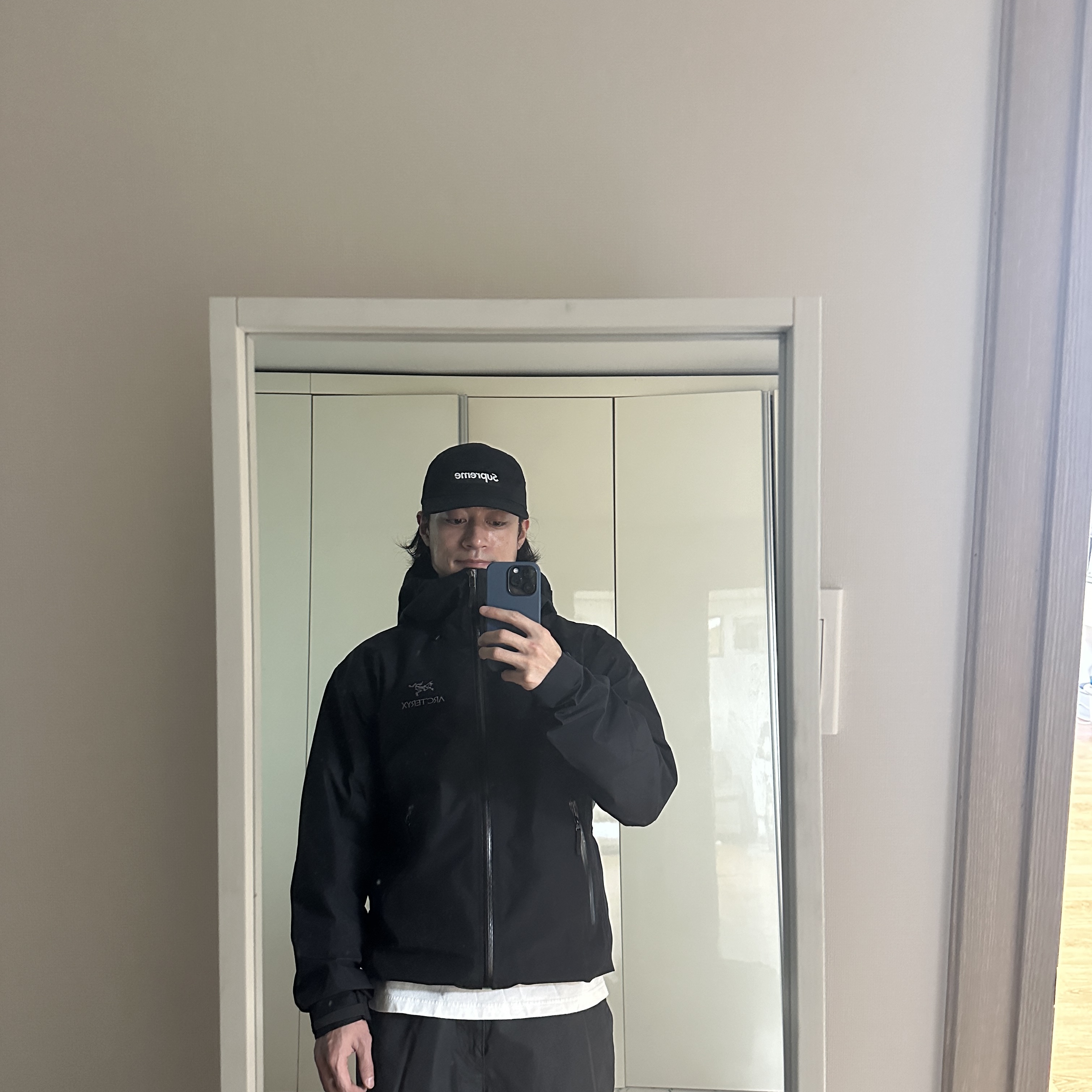 Arc'teryx Beta LT Jacket Black, Supreme Washed Chino Twill Camp Cap Black 착용 스타일
