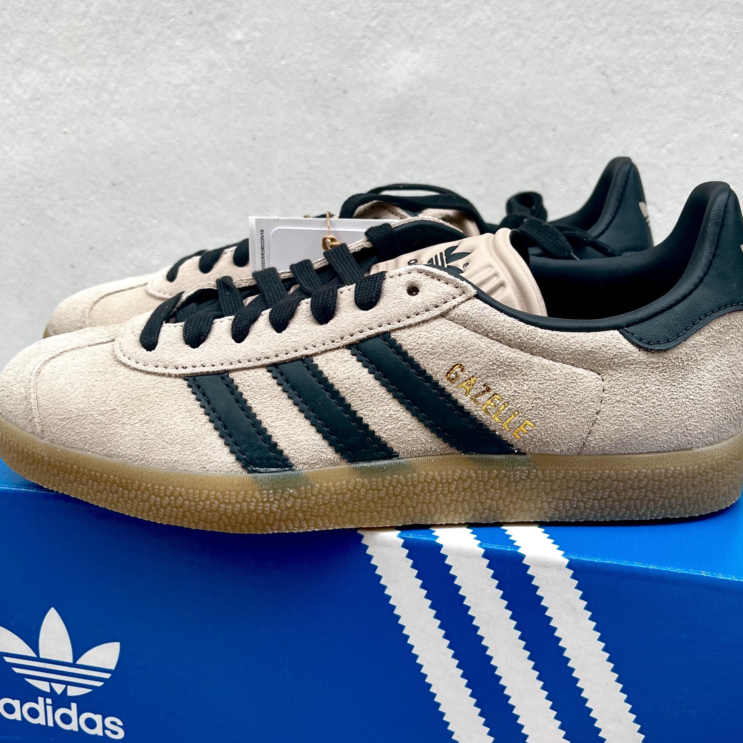 Adidas Gazelle Wonder Taupe Night Indigo 착용 스타일