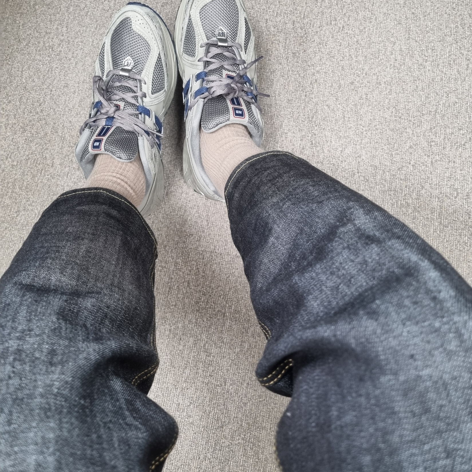 New Balance 1906R Charcoal Grey 착용 스타일
