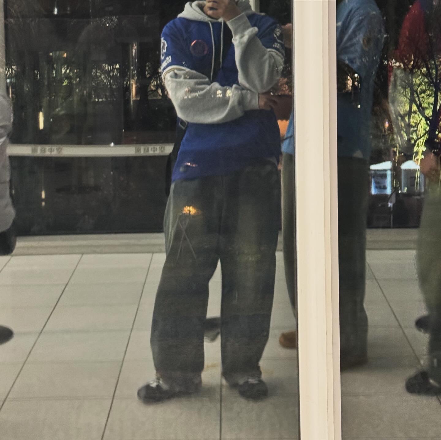 Nike Chelsea FC 2023/24 Stadium Home Dri-Fit Jersey Rush Blue (Non Marking & Non Sponser Ver.), Nike x Stussy NRG Fleece Pants Dark Grey Heather (DO9340-063) 착용 스타일 - 1