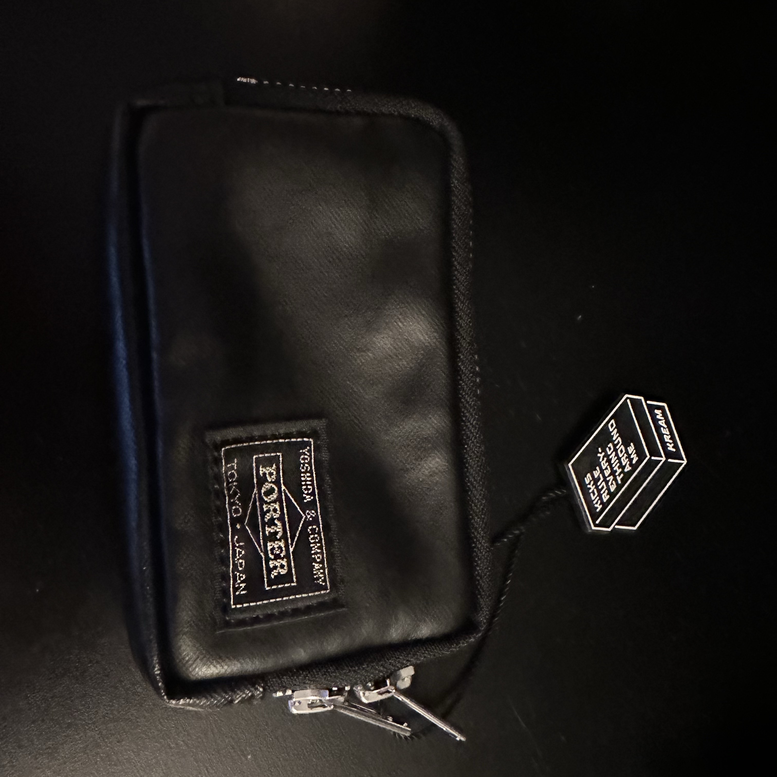 Porter Freestyle Multi Coin Case Black 착용 스타일