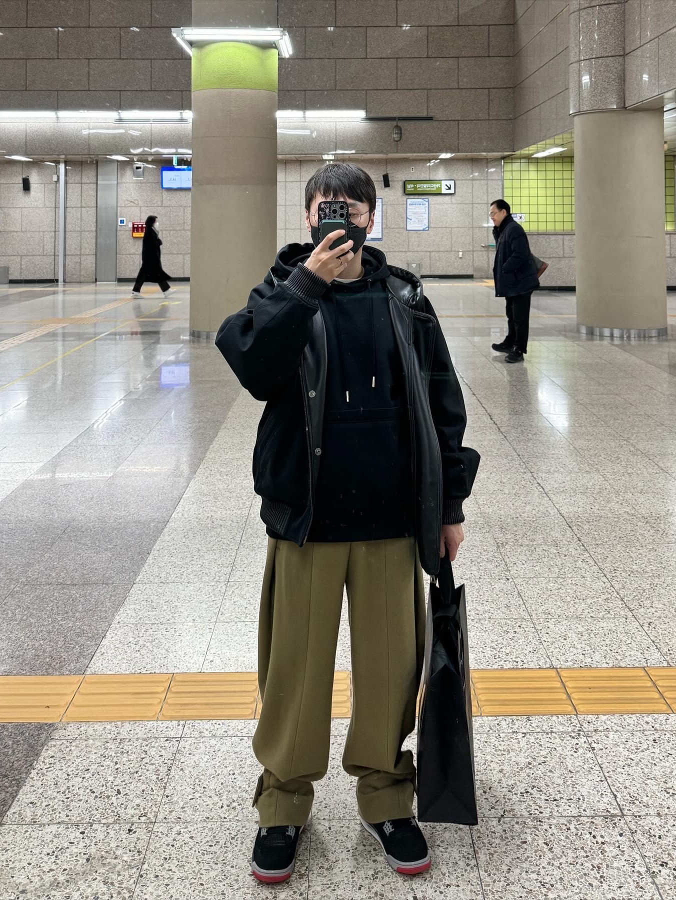 Wooyoungmi Flower Print Back Logo Hoodie Black - 21SS, Wooyoungmi Folding Wide Pants Camel 착용 스타일 - 1